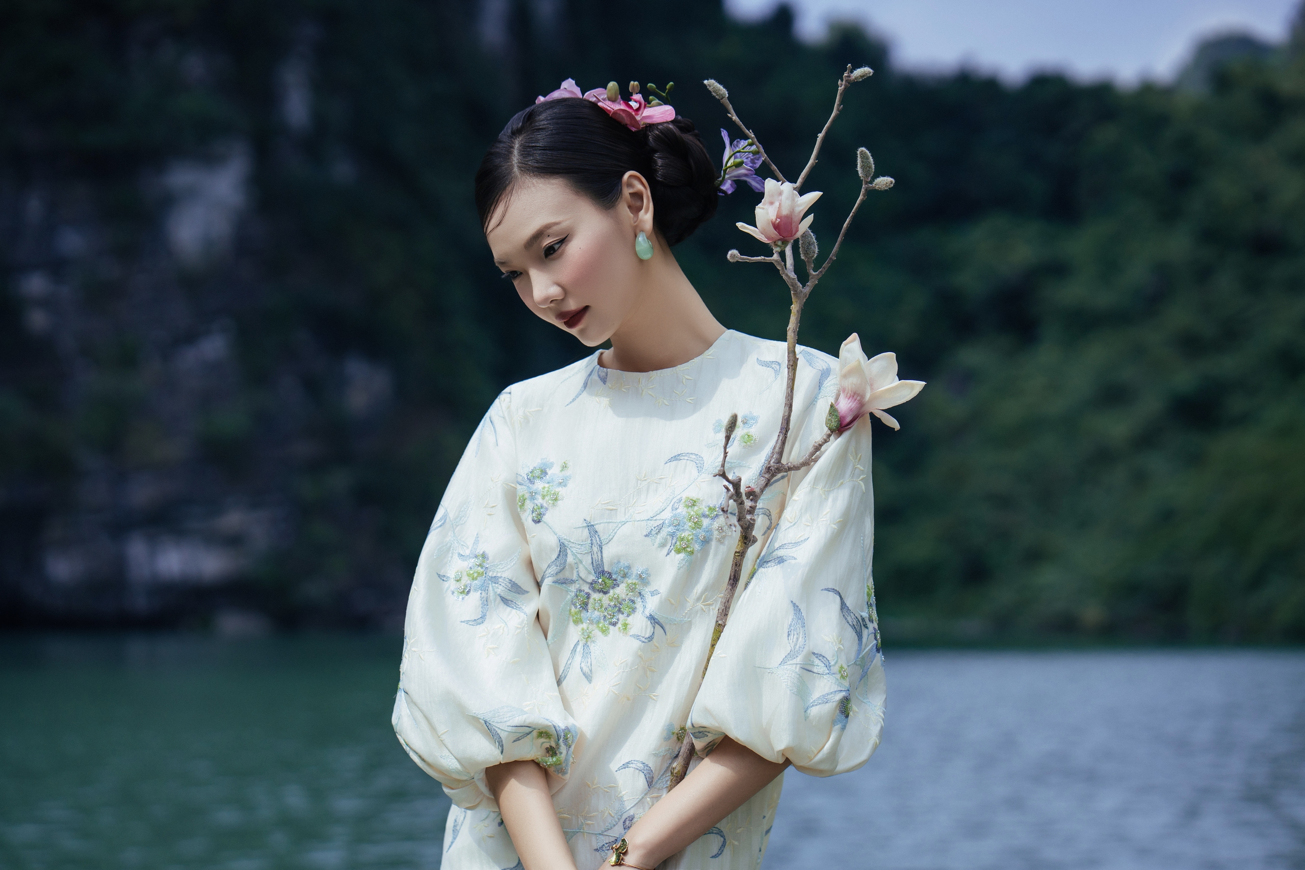 'Nàng thơ’ áo dài đẹp tựa tranh thủy mặc giữa lòng di sản thế giới- Ảnh 5. 'Nàng thơ’ áo dài đẹp tựa tranh thủy mặc giữa lòng di sản thế giới- Ảnh 5.