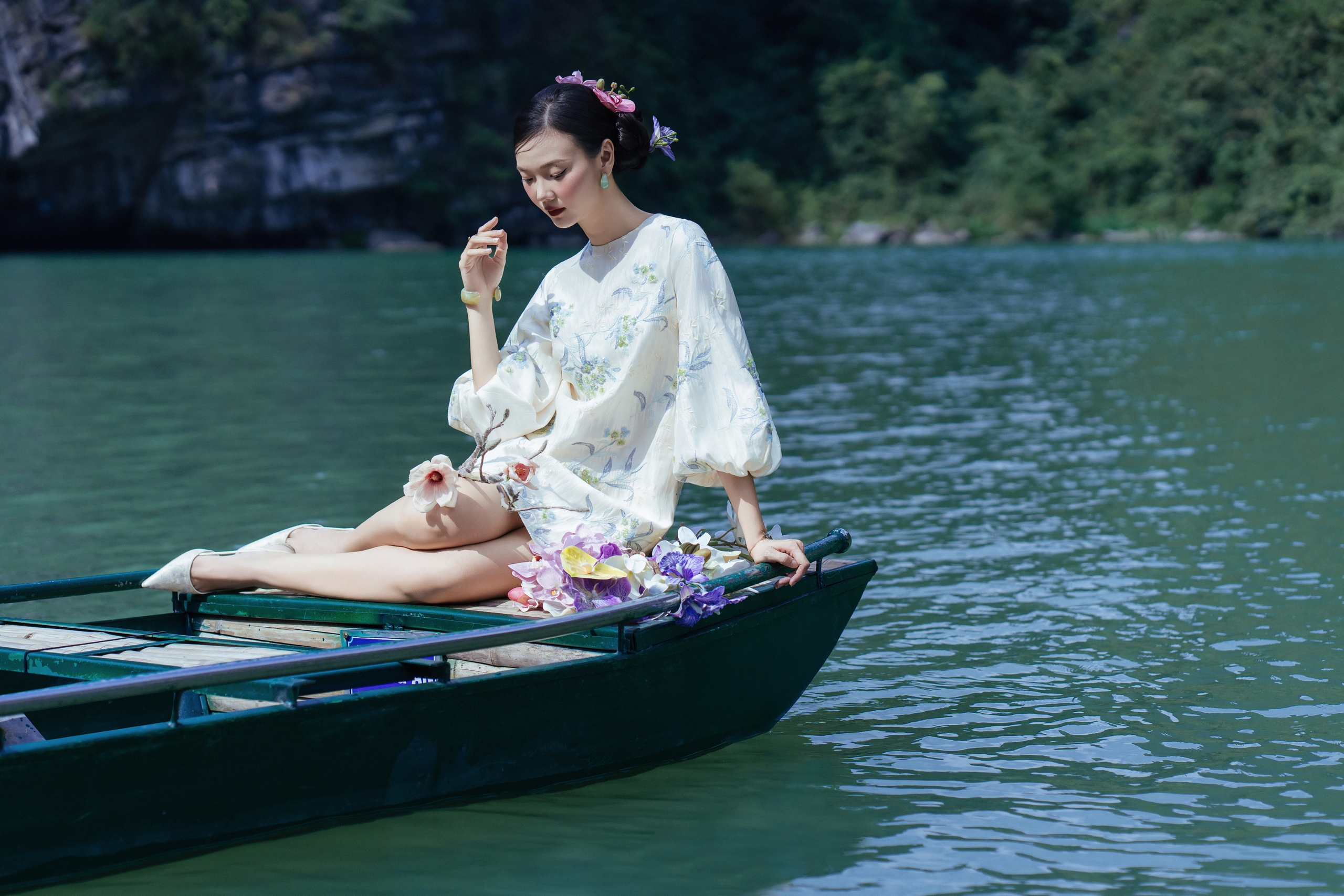 'Nàng thơ’ áo dài đẹp tựa tranh thủy mặc giữa lòng di sản thế giới- Ảnh 3. 'Nàng thơ’ áo dài đẹp tựa tranh thủy mặc giữa lòng di sản thế giới- Ảnh 3.