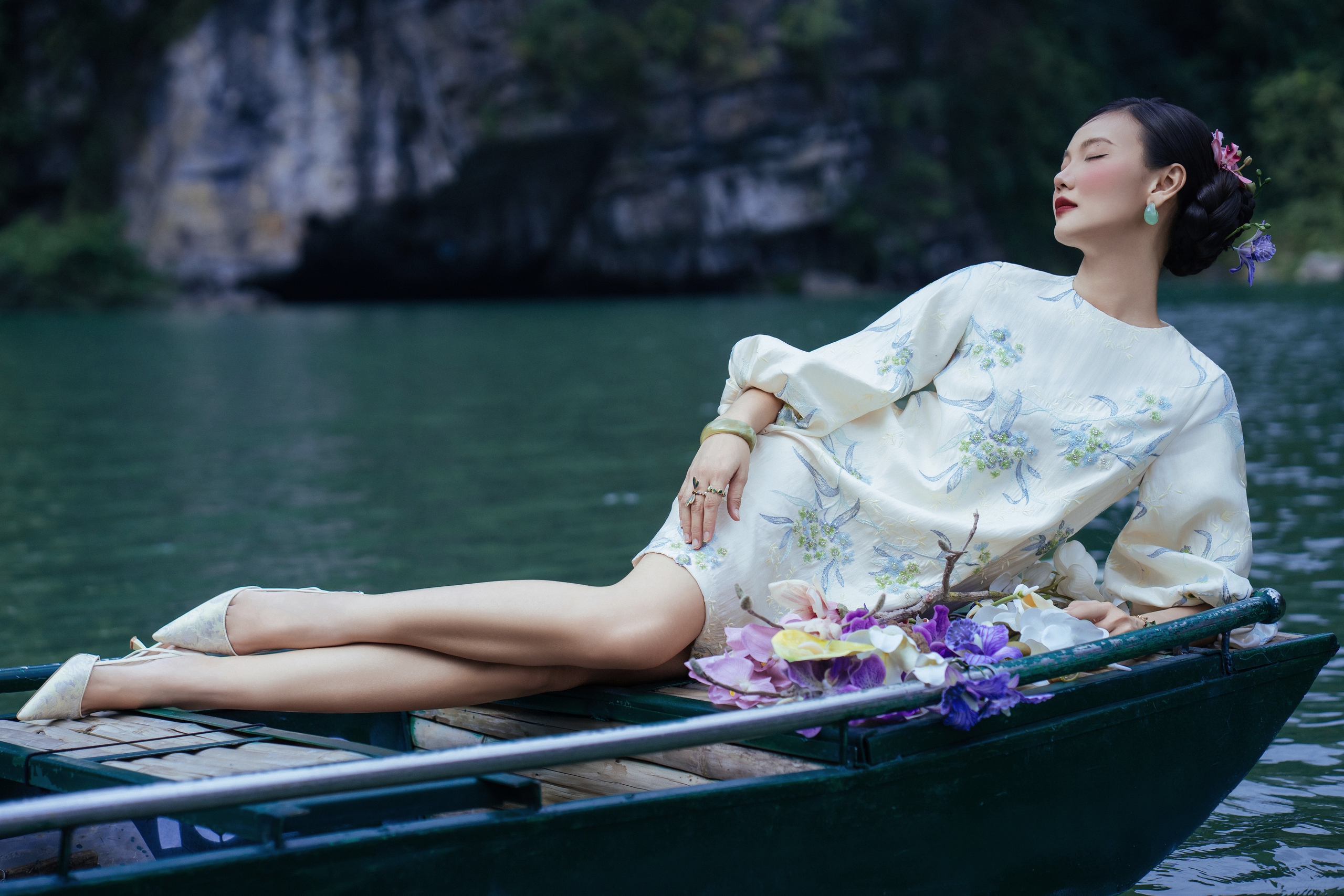 'Nàng thơ’ áo dài đẹp tựa tranh thủy mặc giữa lòng di sản thế giới- Ảnh 1. 'Nàng thơ’ áo dài đẹp tựa tranh thủy mặc giữa lòng di sản thế giới- Ảnh 1.