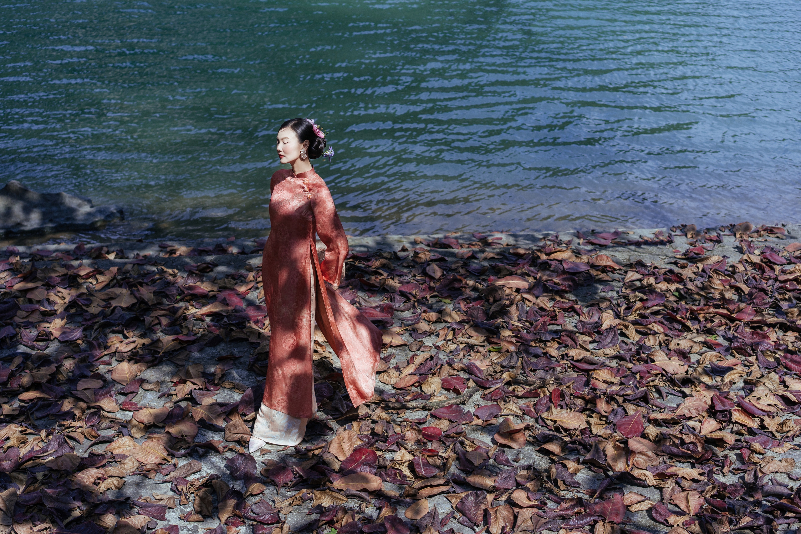 'Nàng thơ’ áo dài đẹp tựa tranh thủy mặc giữa lòng di sản thế giới- Ảnh 16. 'Nàng thơ’ áo dài đẹp tựa tranh thủy mặc giữa lòng di sản thế giới- Ảnh 16.