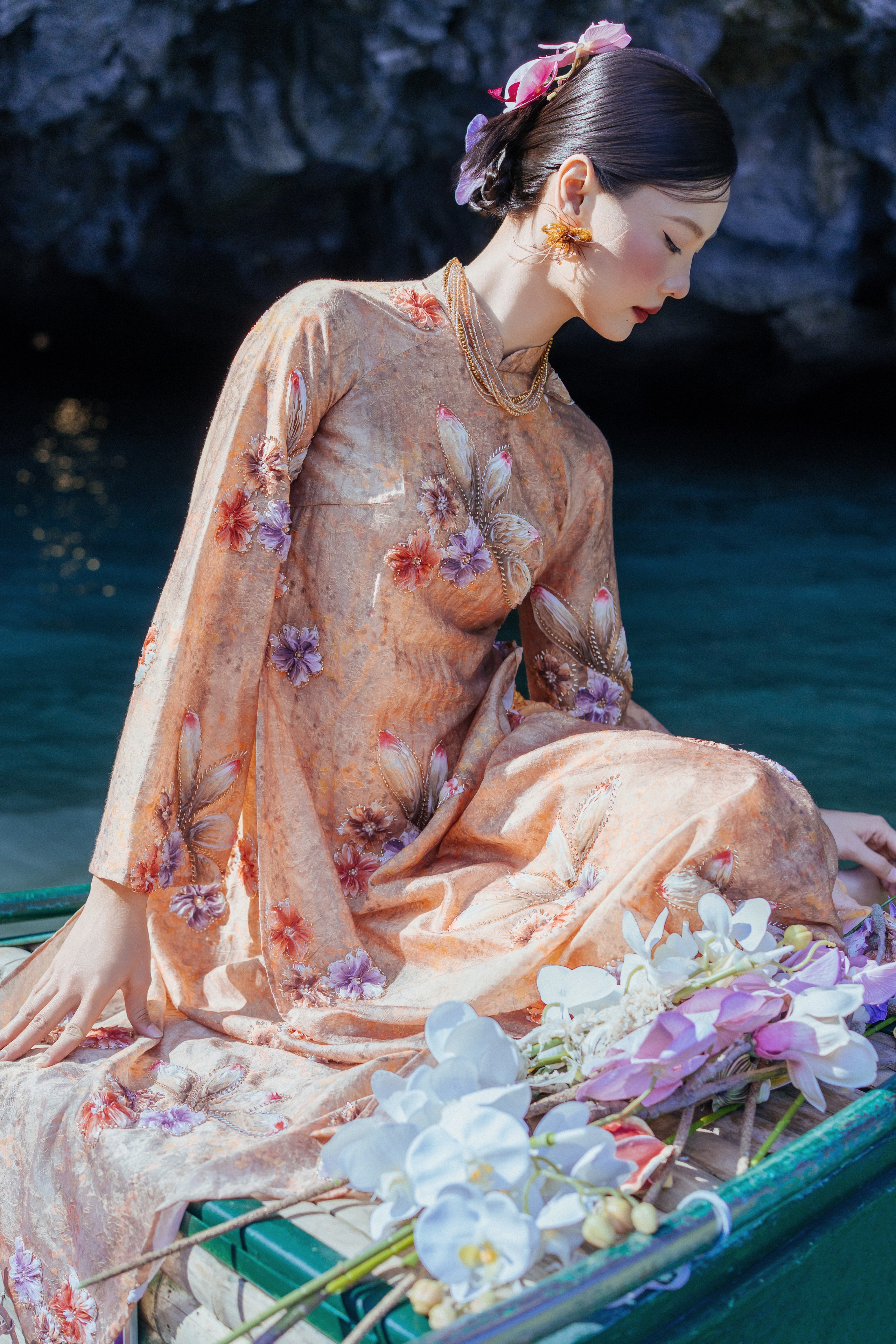 'Nàng thơ’ áo dài đẹp tựa tranh thủy mặc giữa lòng di sản thế giới- Ảnh 8. 'Nàng thơ’ áo dài đẹp tựa tranh thủy mặc giữa lòng di sản thế giới- Ảnh 8.