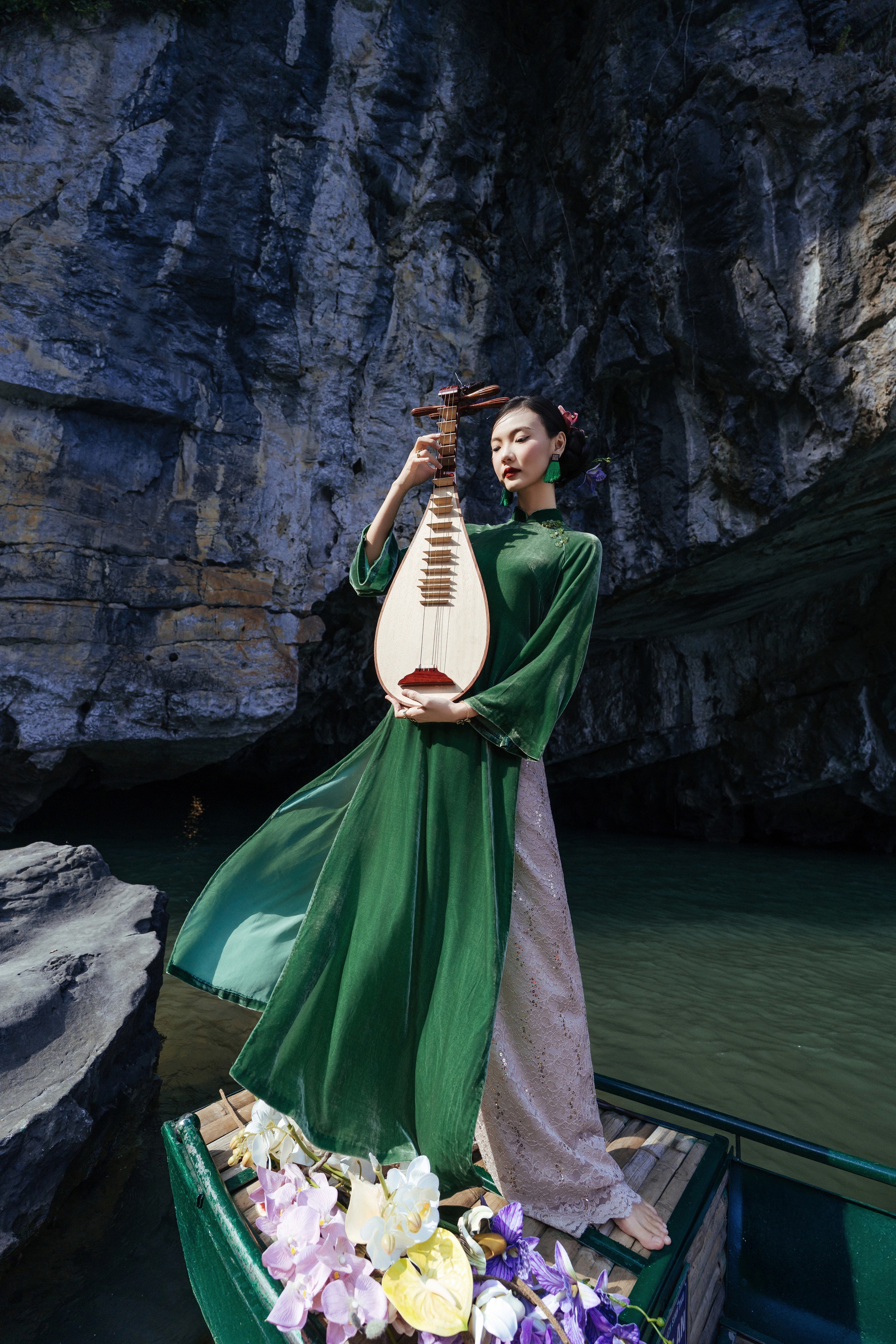 'Nàng thơ’ áo dài đẹp tựa tranh thủy mặc giữa lòng di sản thế giới- Ảnh 11. 'Nàng thơ’ áo dài đẹp tựa tranh thủy mặc giữa lòng di sản thế giới- Ảnh 11.