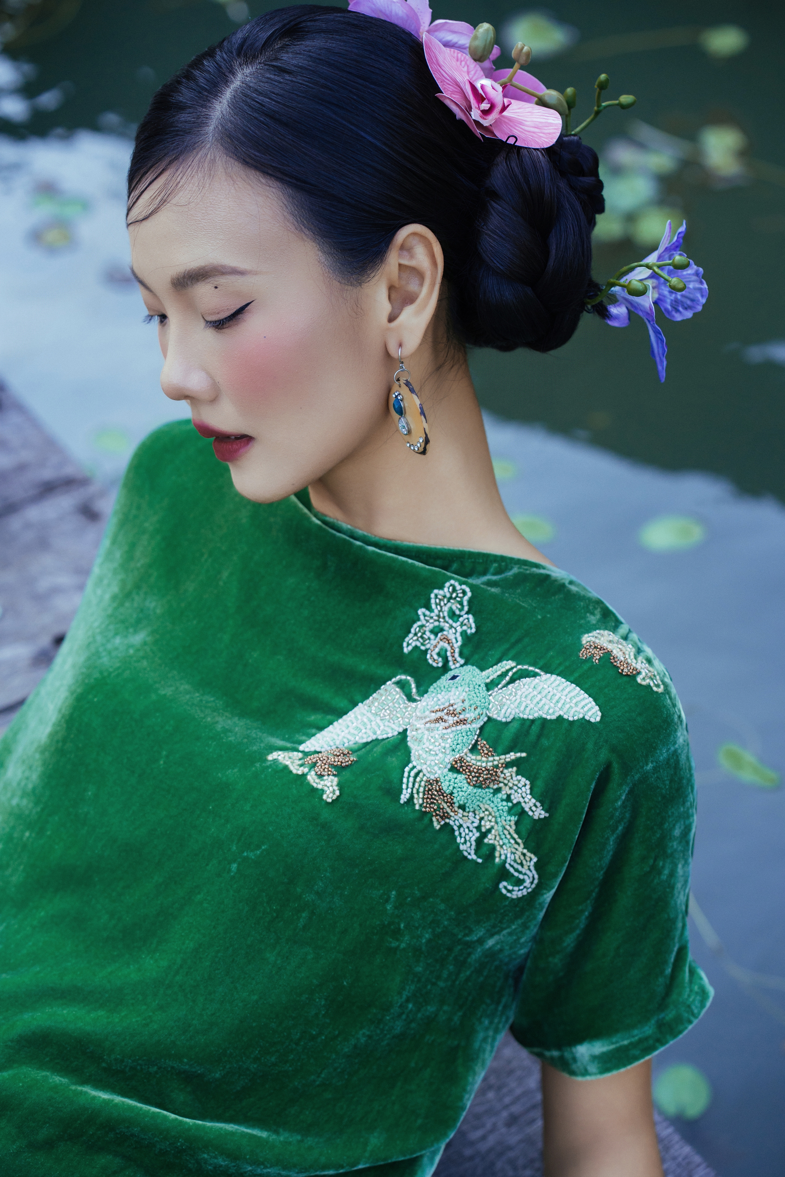 'Nàng thơ’ áo dài đẹp tựa tranh thủy mặc giữa lòng di sản thế giới- Ảnh 7. 'Nàng thơ’ áo dài đẹp tựa tranh thủy mặc giữa lòng di sản thế giới- Ảnh 7.