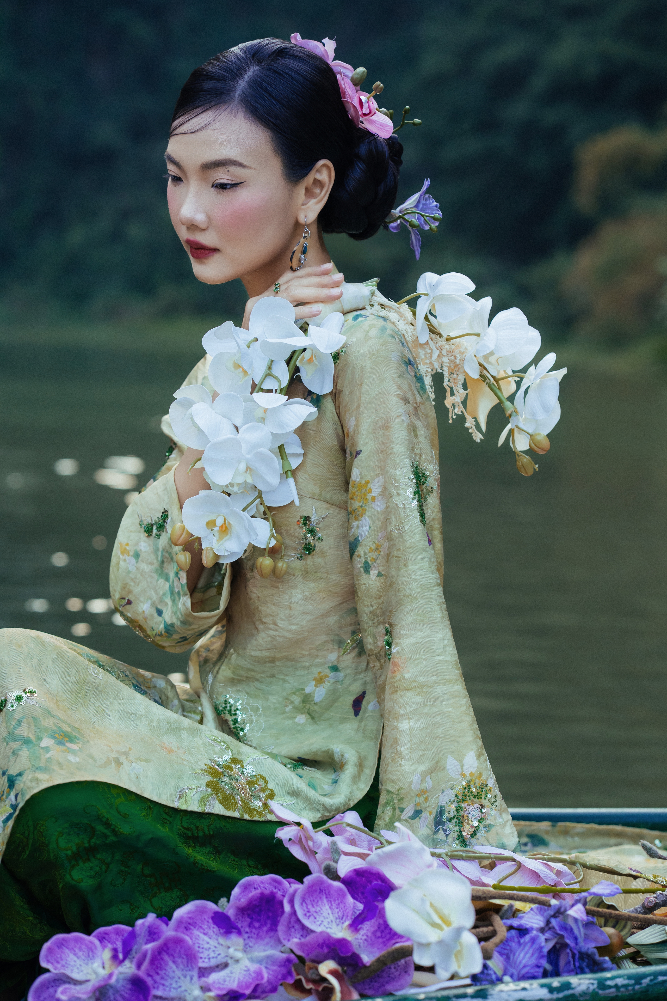 'Nàng thơ’ áo dài đẹp tựa tranh thủy mặc giữa lòng di sản thế giới- Ảnh 9. 'Nàng thơ’ áo dài đẹp tựa tranh thủy mặc giữa lòng di sản thế giới- Ảnh 9.