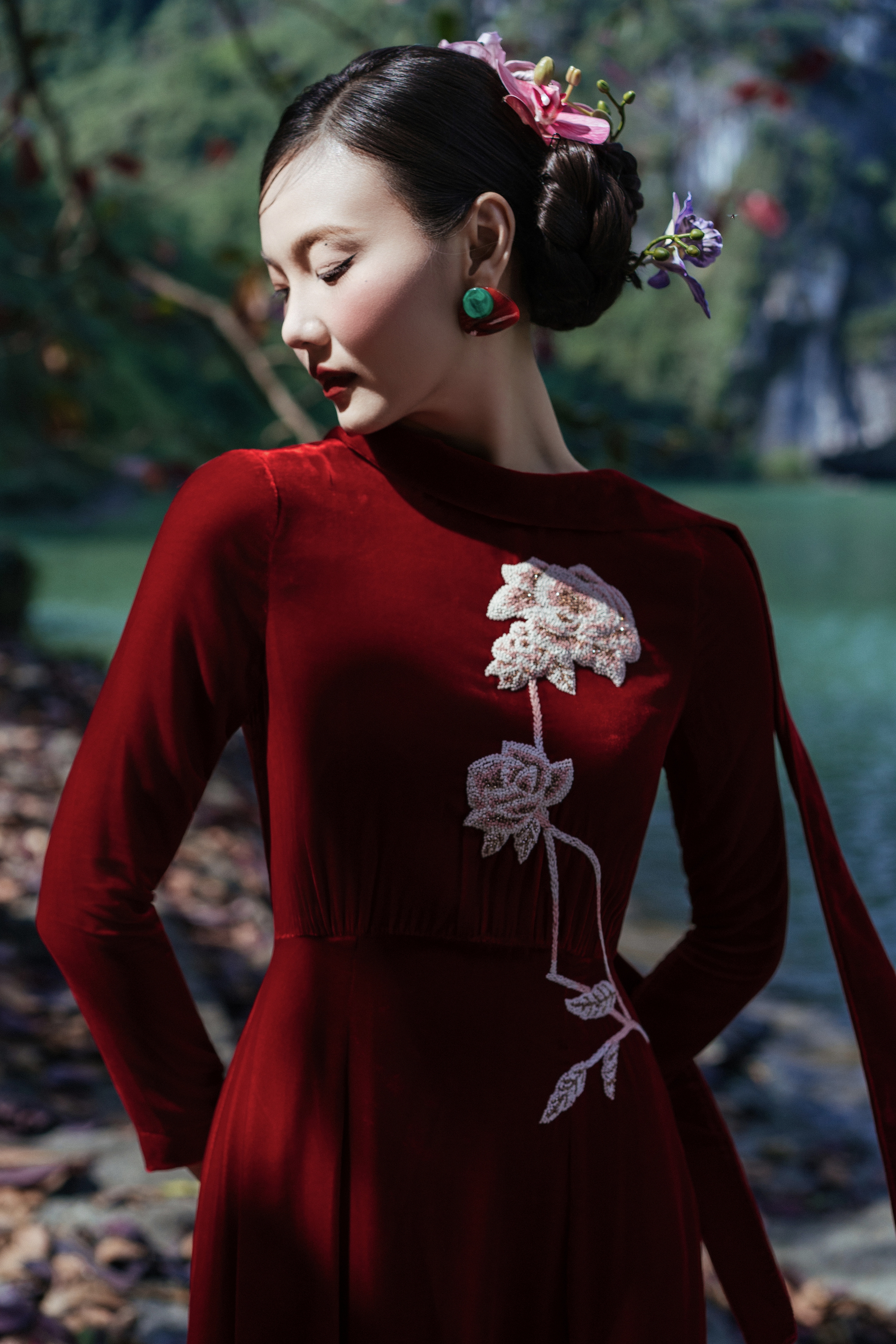 'Nàng thơ’ áo dài đẹp tựa tranh thủy mặc giữa lòng di sản thế giới- Ảnh 10. 'Nàng thơ’ áo dài đẹp tựa tranh thủy mặc giữa lòng di sản thế giới- Ảnh 10.