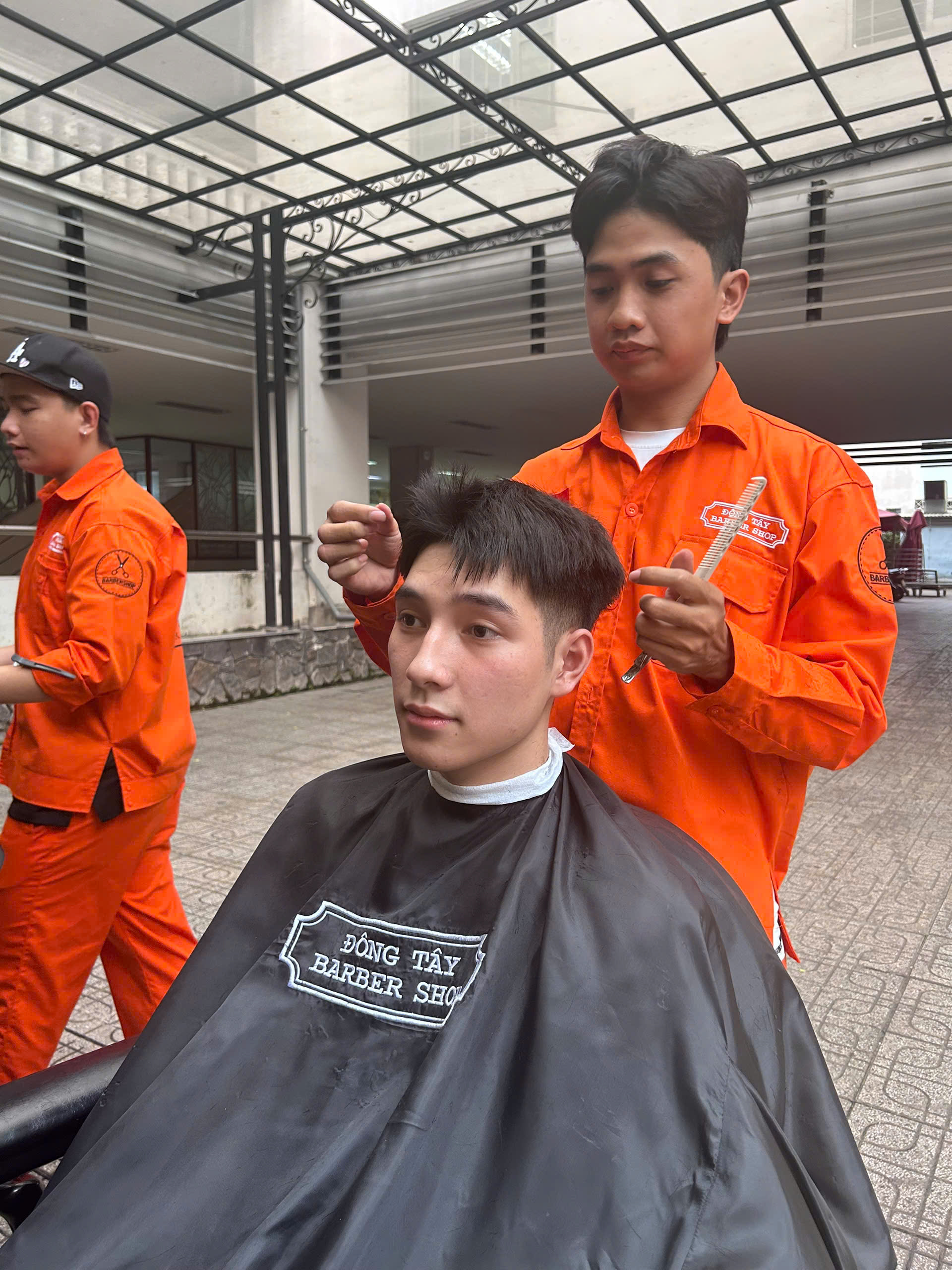 Đợi 30-45 phút để được cắt tóc miễn phí - Ảnh 3. Xếp hàng 30-45 phút để được cắt tóc miễn phí - Ảnh 3.