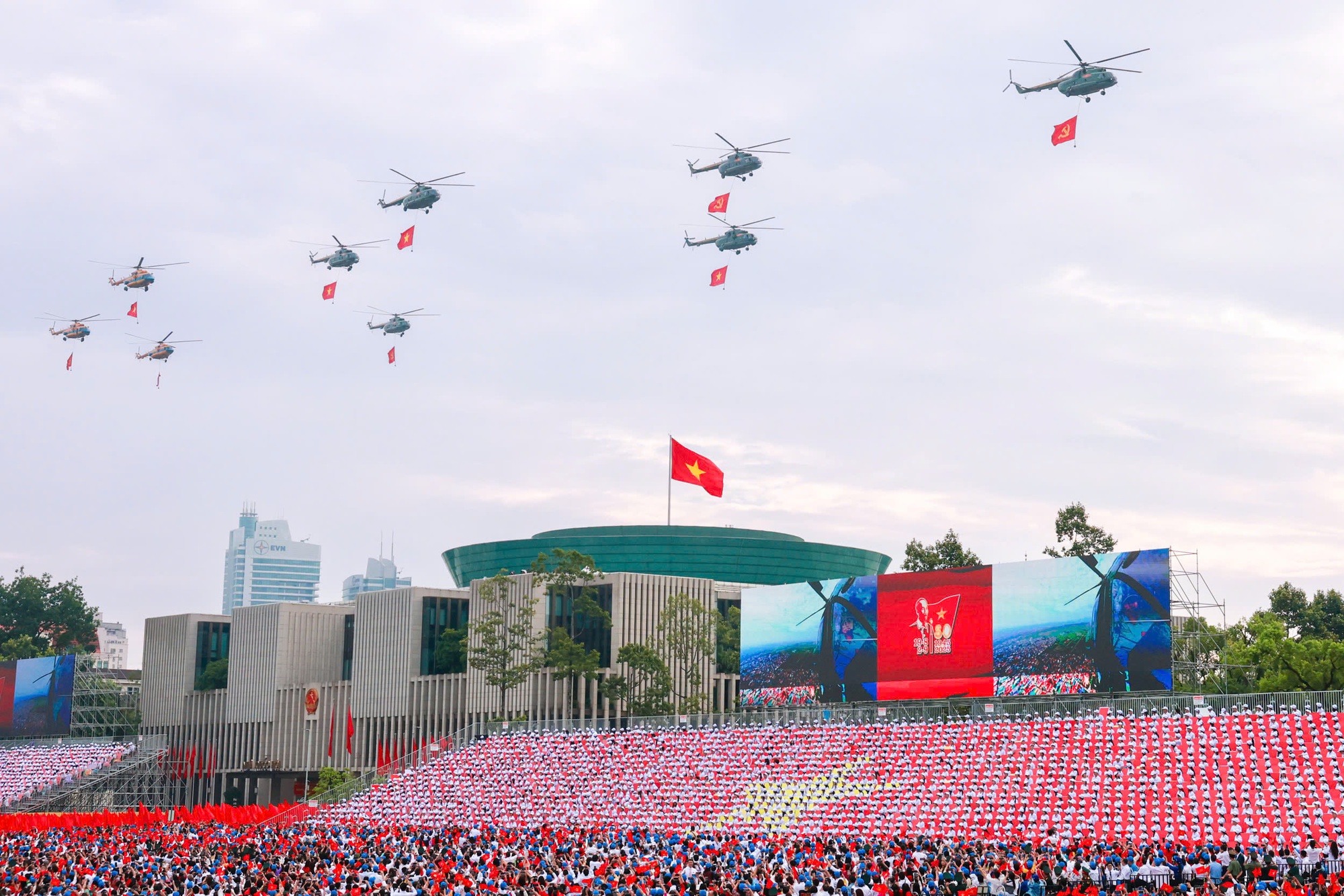 Nước Việt ta nhỏ hay không nhỏ?- Ảnh 1. Nước Việt ta nhỏ hay không nhỏ?- Ảnh 1.