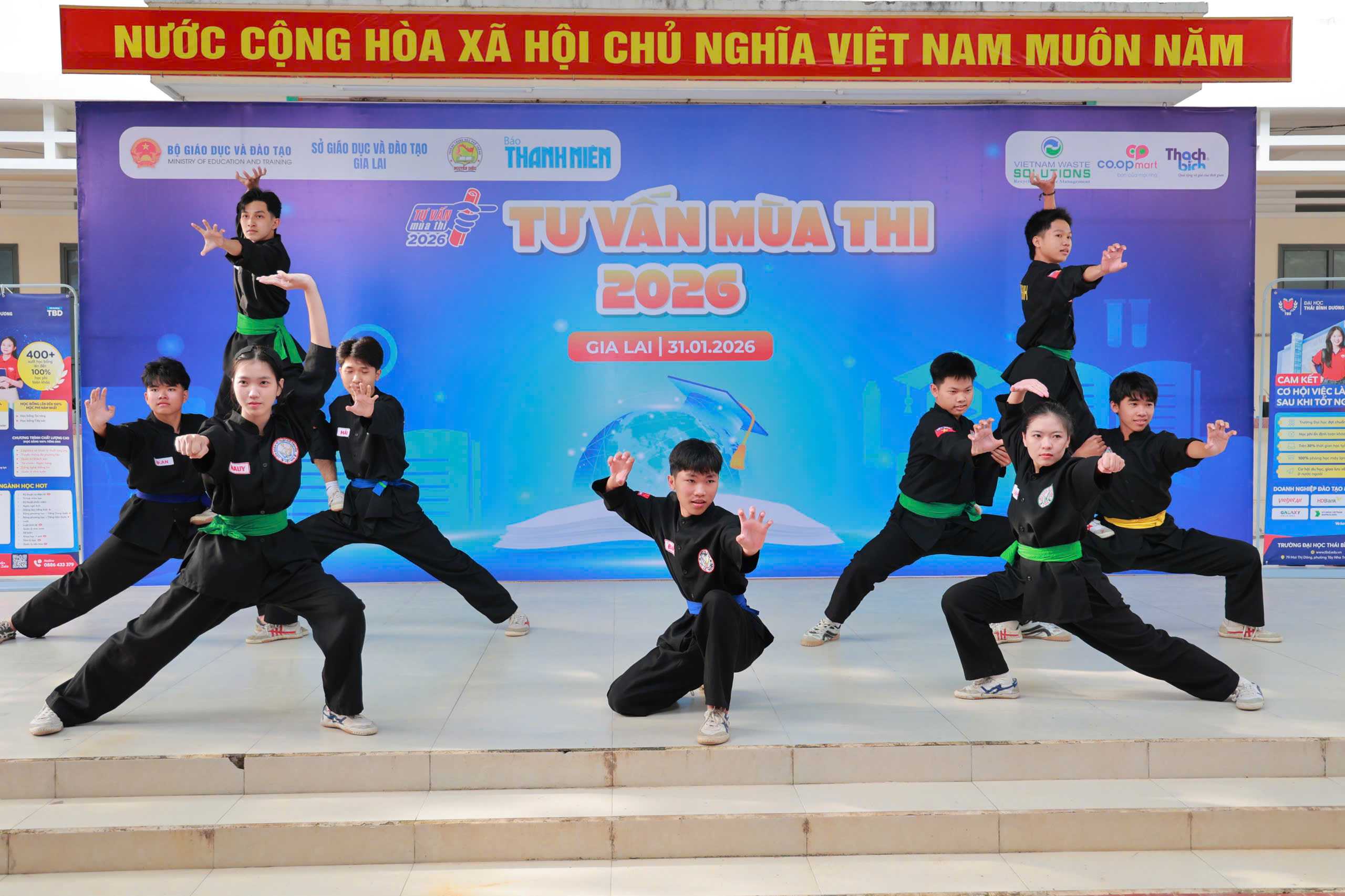 Học sinh m&uacute;a v&otilde; T&acirc;y Sơn, h&agrave;o hứng trải nghiệm gian h&agrave;ng Tư vấn m&ugrave;a thi- Ảnh 1.