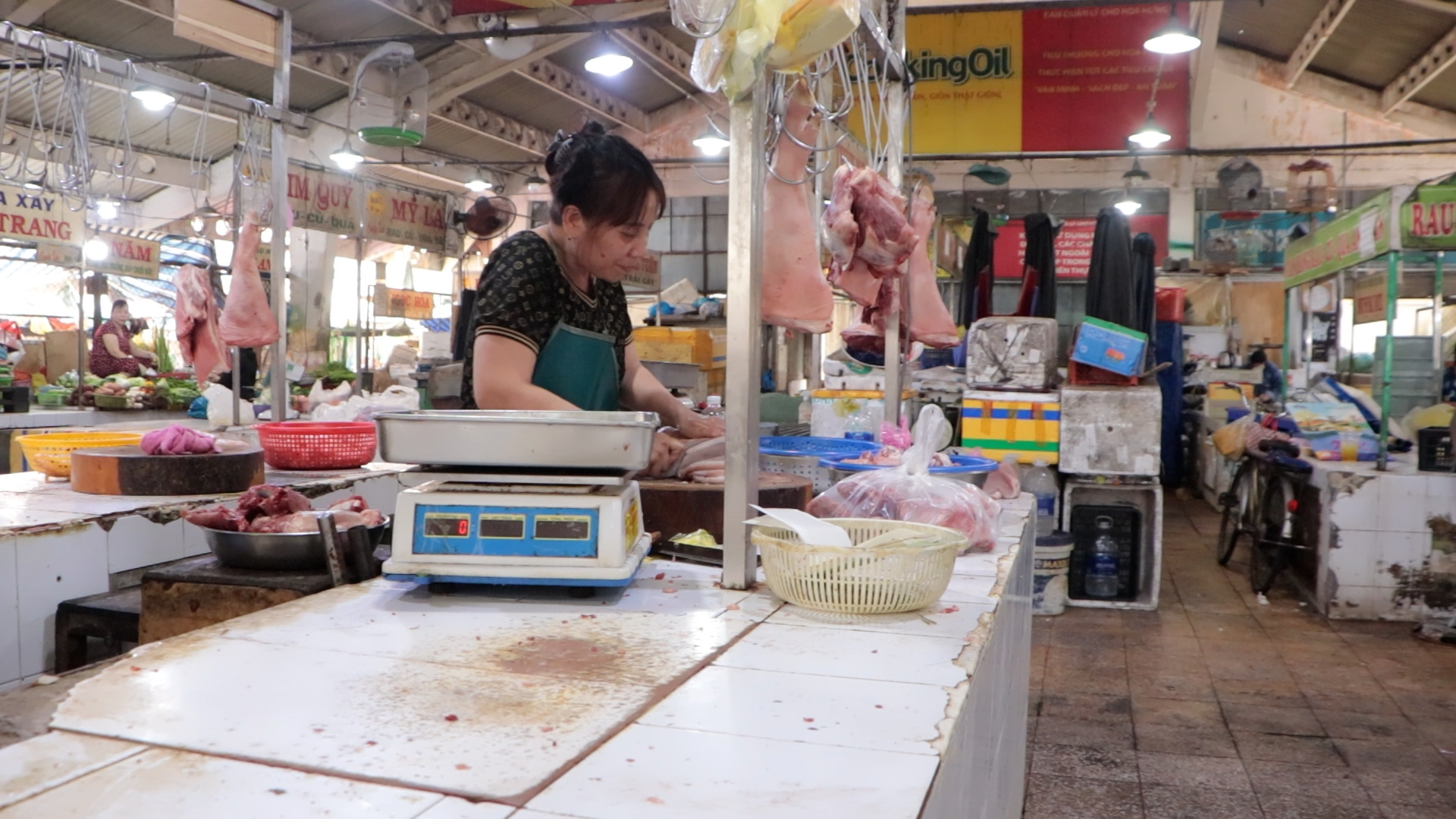 Chợ truyền thống trước ng&atilde; rẽ: Những sạp h&agrave;ng nu&ocirc;i con kh&ocirc;n lớn (Kỳ 2) - Ảnh 1.