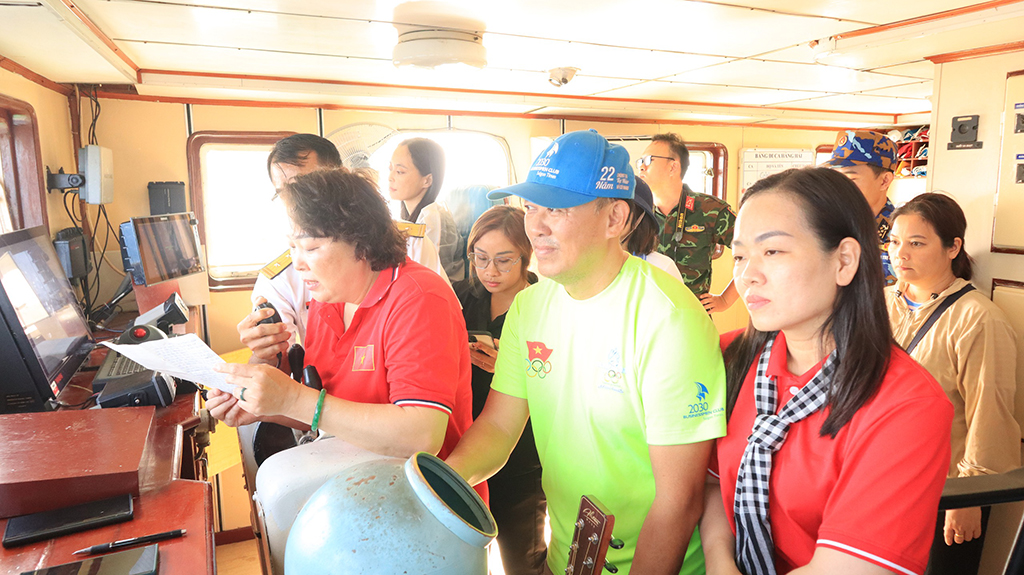 Mang xuân từ đất liền đến các nhà giàn DK1 - Ảnh 6.