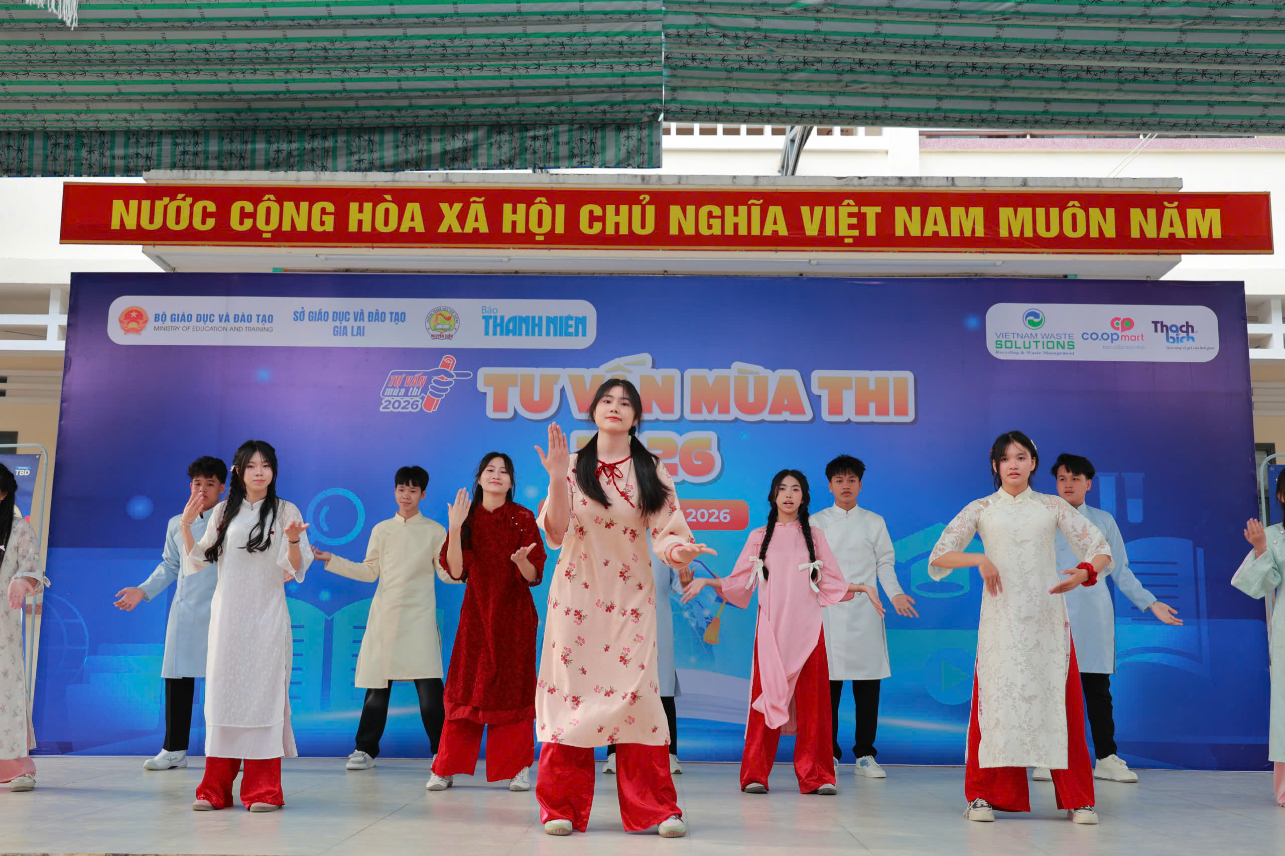 Sôi động các gian hàng tại chương trình Tư vấn mùa thi ở Gia Lai- Ảnh 1.