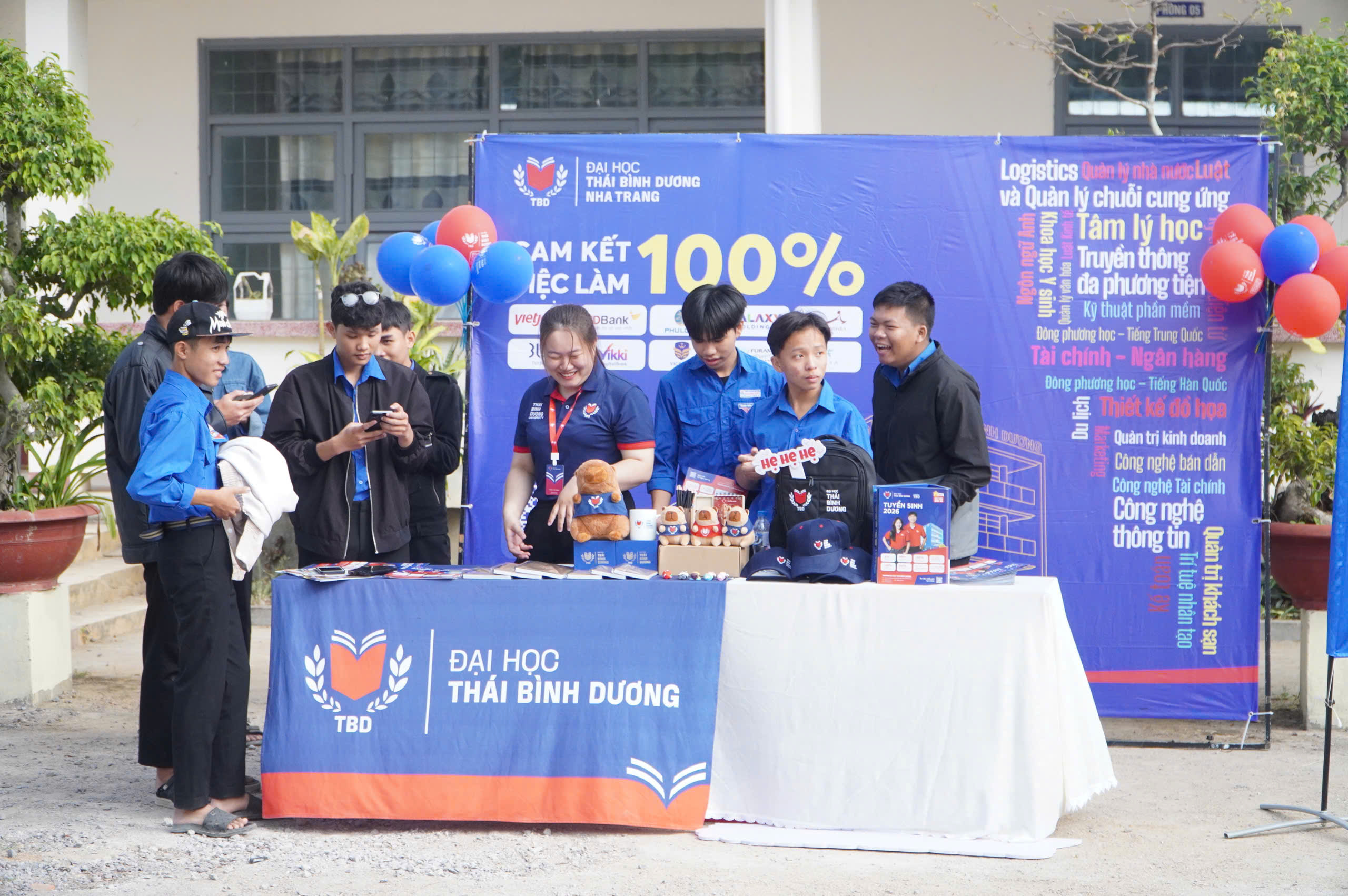 Sôi động các gian hàng tại chương trình Tư vấn mùa thi ở Gia Lai- Ảnh 11.