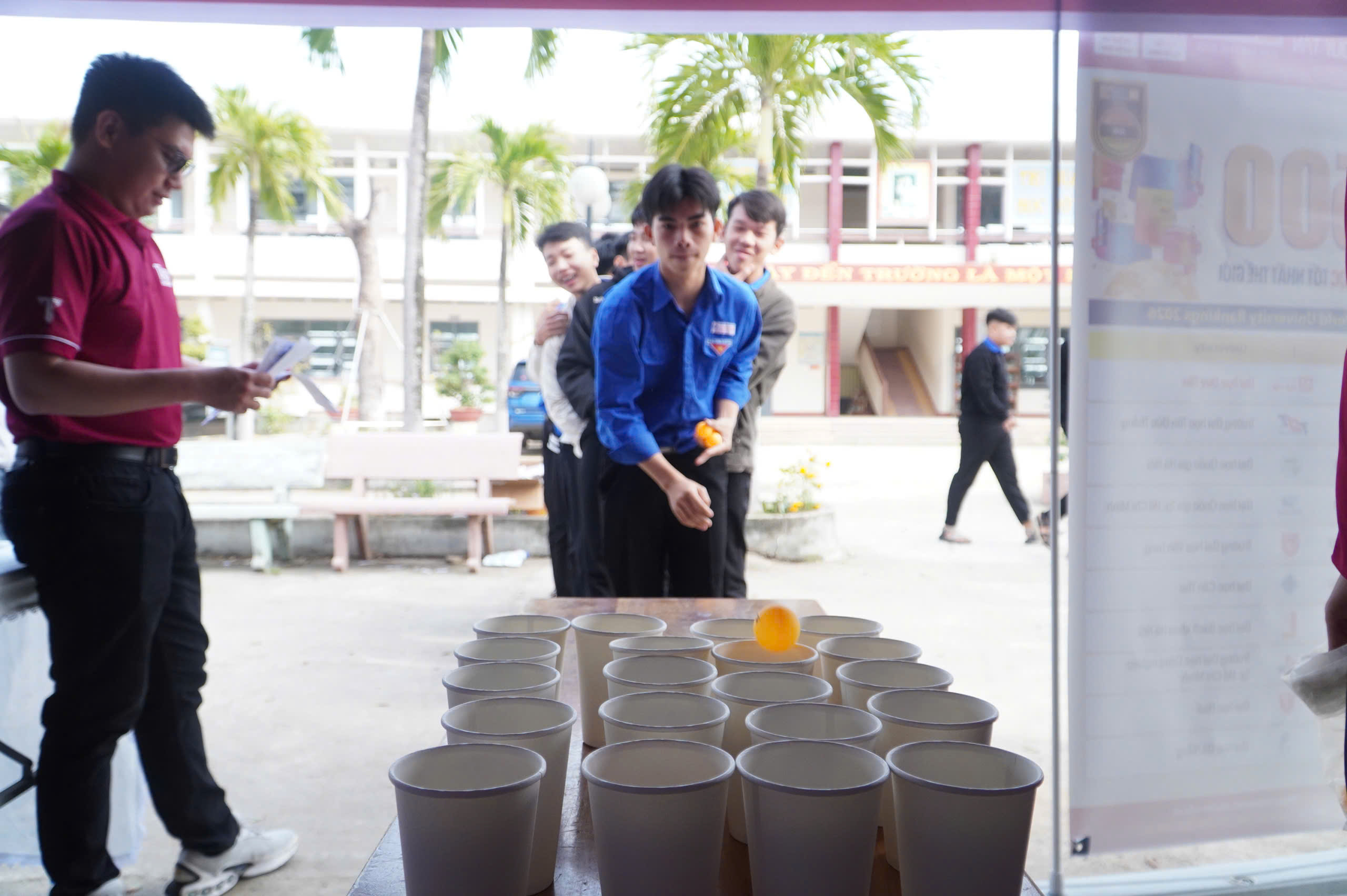 Sôi động các gian hàng tại chương trình Tư vấn mùa thi ở Gia Lai- Ảnh 10.