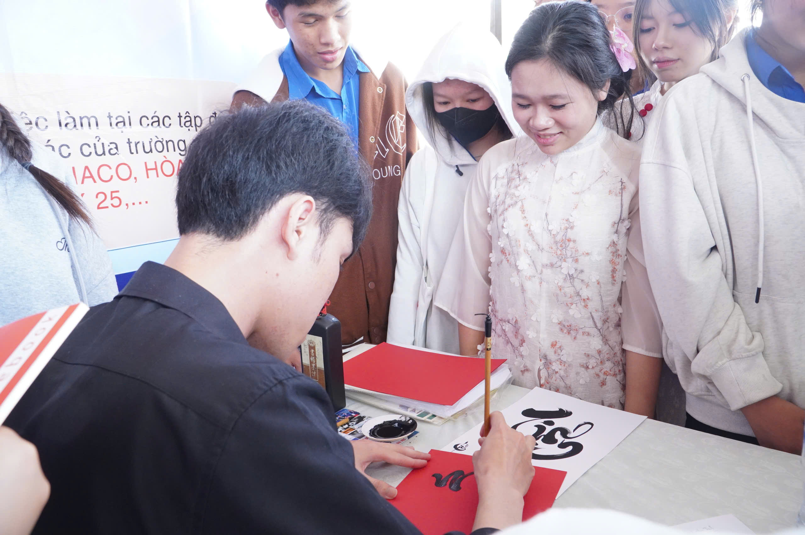 Sôi động các gian hàng tại chương trình Tư vấn mùa thi ở Gia Lai- Ảnh 4.