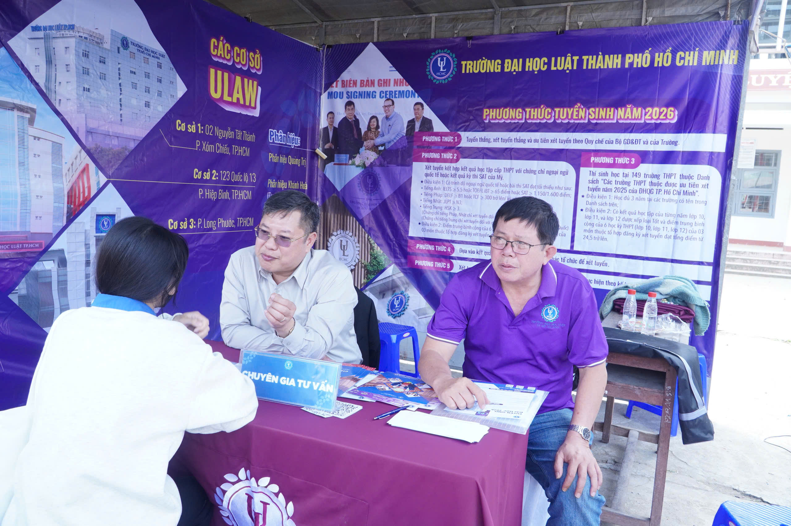 Sôi động các gian hàng tại chương trình Tư vấn mùa thi ở Gia Lai- Ảnh 6.