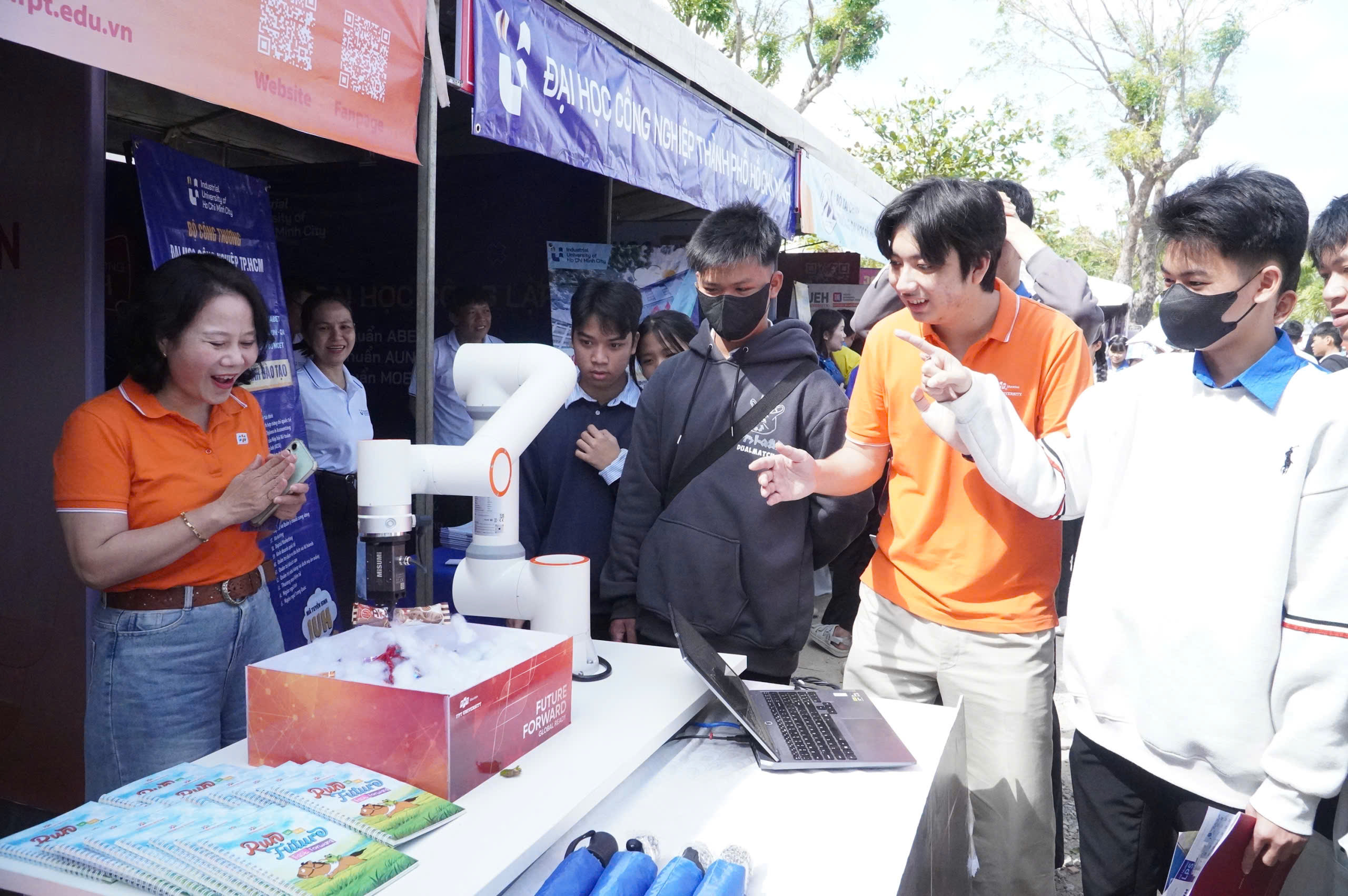 Sôi động các gian hàng tại chương trình Tư vấn mùa thi ở Gia Lai- Ảnh 3.