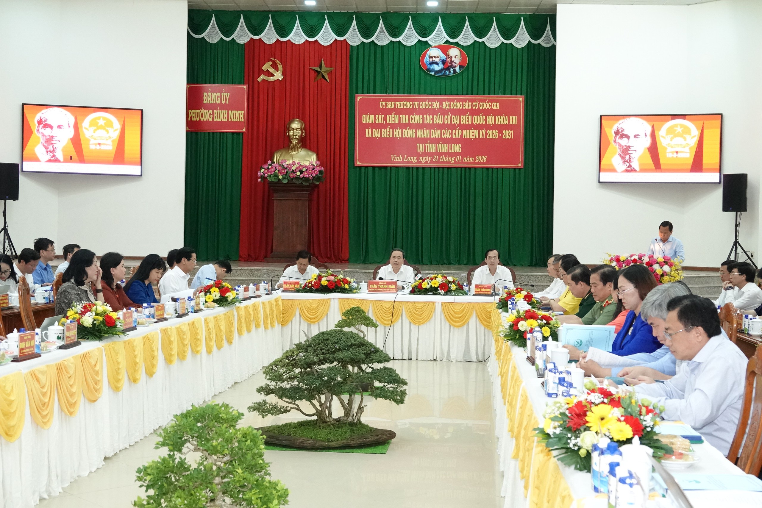 Chủ tịch Quốc hội Trần Thanh Mẫn thăm các khu lưu niệm, tặng quà tại Vĩnh Long - Ảnh 1.