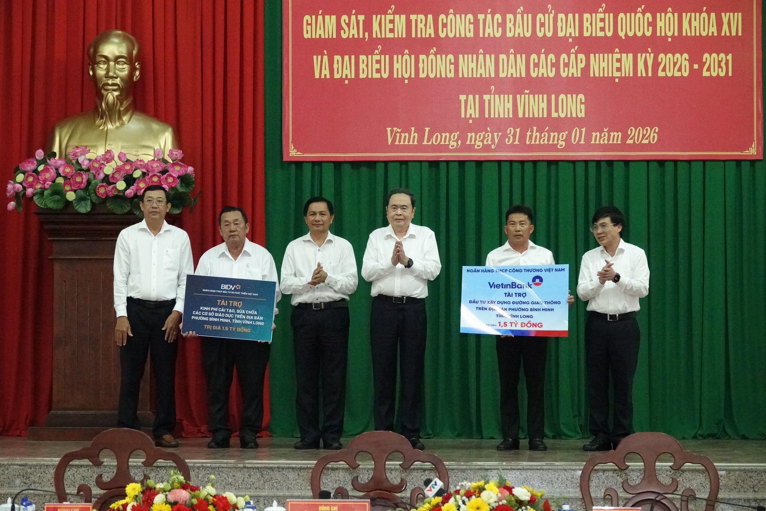 Chủ tịch Quốc hội Trần Thanh Mẫn thăm các khu lưu niệm, tặng quà tại Vĩnh Long - Ảnh 3.