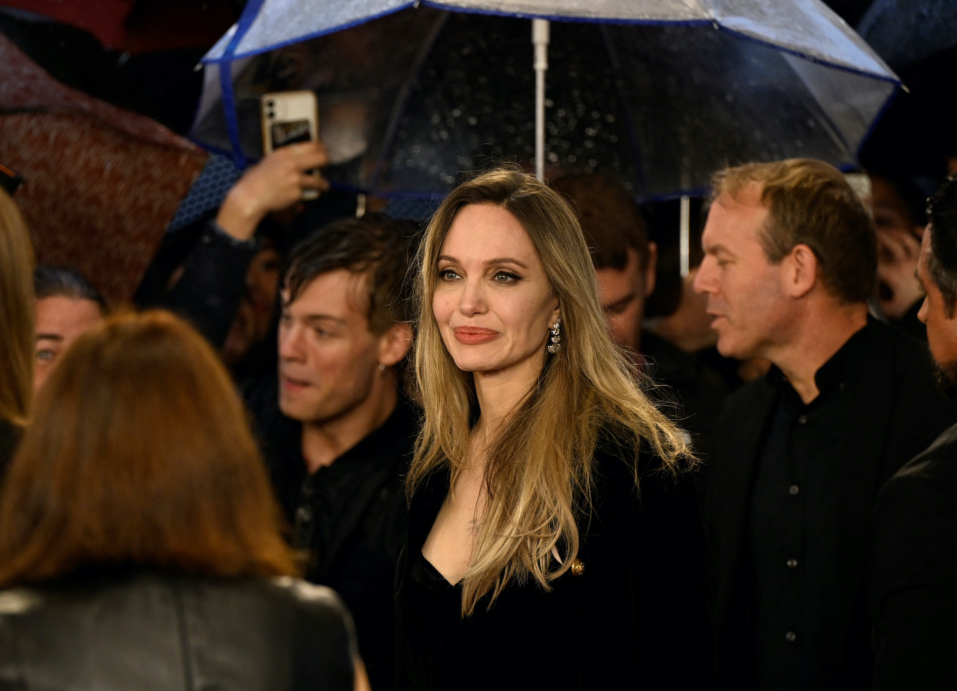 Angelina Jolie ra sao sau khi rời bỏ cuộc sống hào nhoáng ở Hollywood? - Ảnh 2.