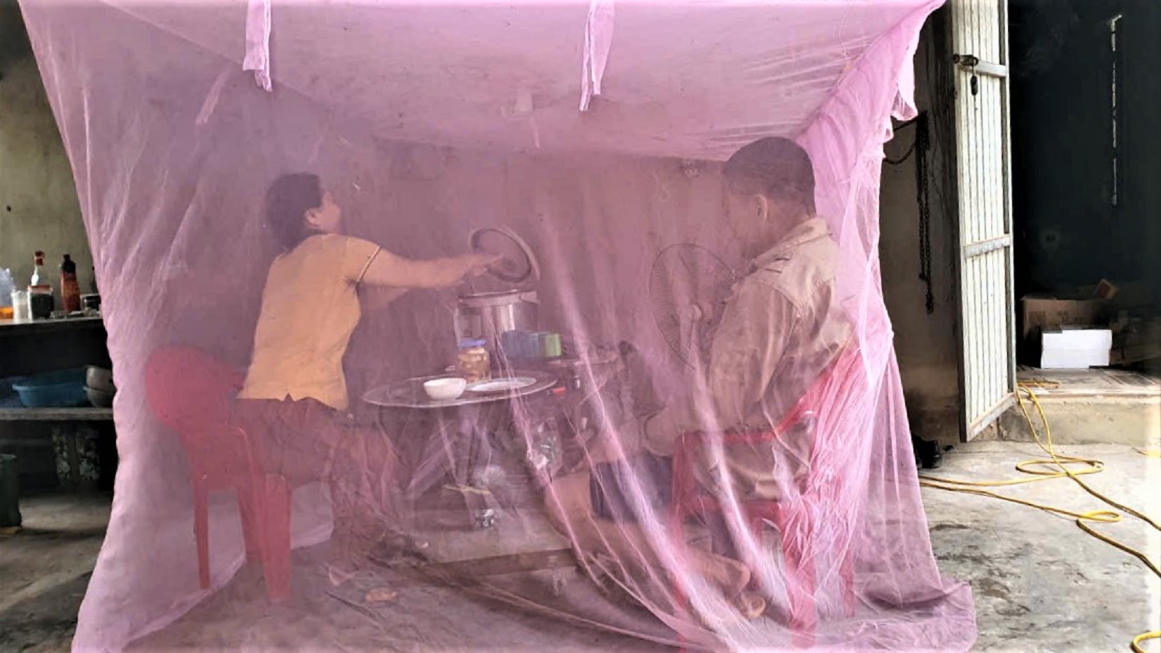 Khu xử lý rác thải quá tải, dân bị ruồi nhặng 'tấn công'- Ảnh 2. Khu xử lý rác thải quá tải, dân bị ruồi nhặng 'tấn công'- Ảnh 2.