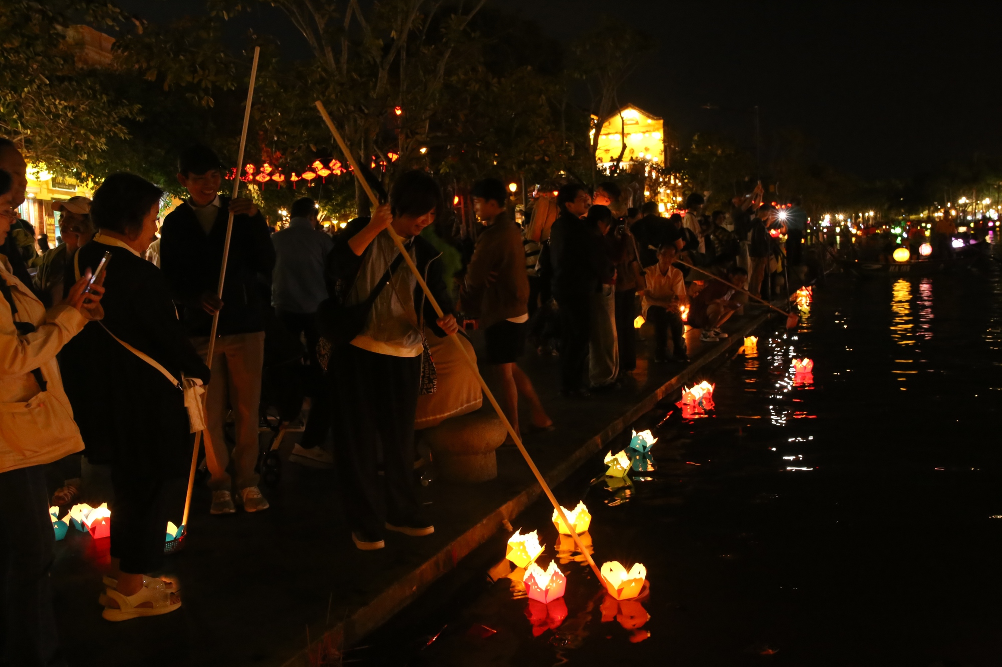 Đ&oacute;n Tết Dương lịch ở Hội An, kh&aacute;ch T&acirc;y thả hoa đăng tr&ecirc;n s&ocirc;ng Ho&agrave;i- Ảnh 4.