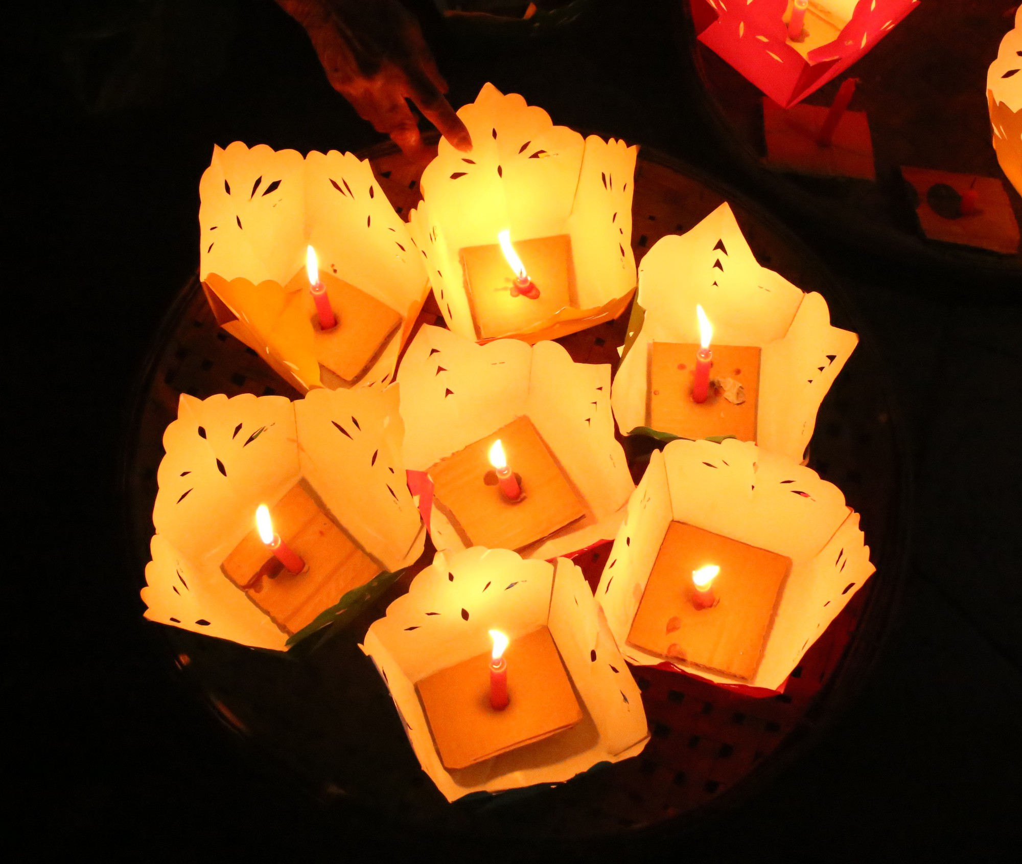 Đ&oacute;n Tết Dương lịch ở Hội An, kh&aacute;ch T&acirc;y thả hoa đăng tr&ecirc;n s&ocirc;ng Ho&agrave;i- Ảnh 6.