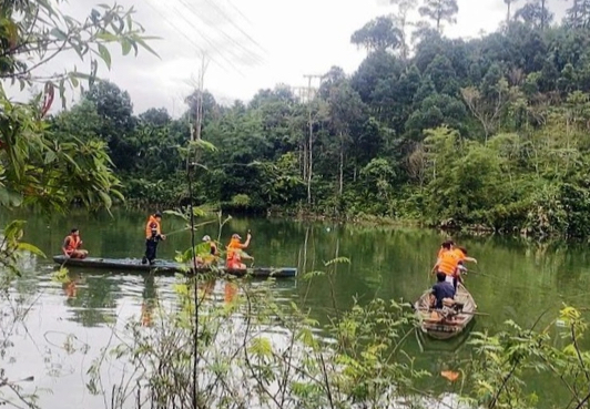 Đà Nẵng lật ghe trên sông Nước Xa khiến 1 người tử vong , 6 người được cứu sống - Ảnh 1. Đà Nẵng lật ghe trên sông Nước Xa khiến 1 người tử vong , 6 người được cứu sống - Ảnh 1.
