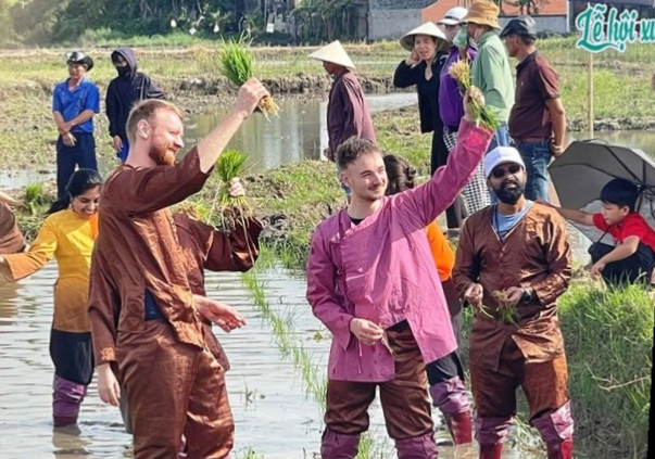 Lễ hội xuống đồng: Khách Tây mê tít khi lội ruộng cấy lúa cùng nông dân- Ảnh 1. Lễ hội xuống đồng: Khách Tây mê tít khi lội ruộng cấy lúa cùng nông dân- Ảnh 1.