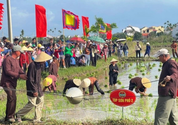 Lễ hội xuống đồng: Khách Tây mê tít khi lội ruộng cấy lúa cùng nông dân- Ảnh 2. Lễ hội xuống đồng: Khách Tây mê tít khi lội ruộng cấy lúa cùng nông dân- Ảnh 2.