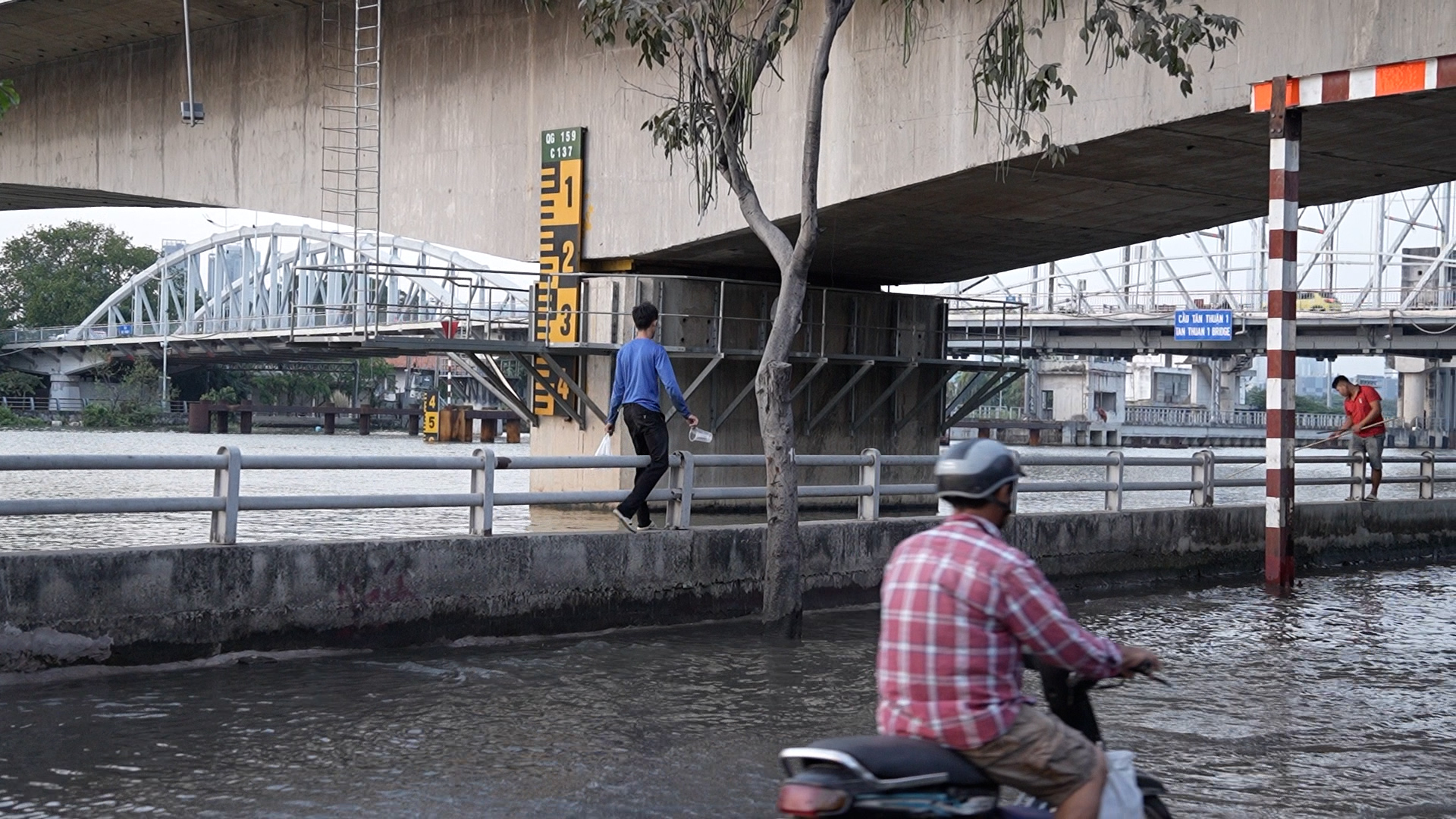 Triều cường ng&agrave;y đầu năm ở TP.HCM, người d&acirc;n lo ngập v&agrave; sạt lở - Ảnh 5.