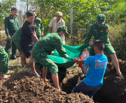 Phú Quốc: Cá heo hơn 100 kg chết, trôi dạt vào bờ biển Bãi Thơm - Ảnh 3.
