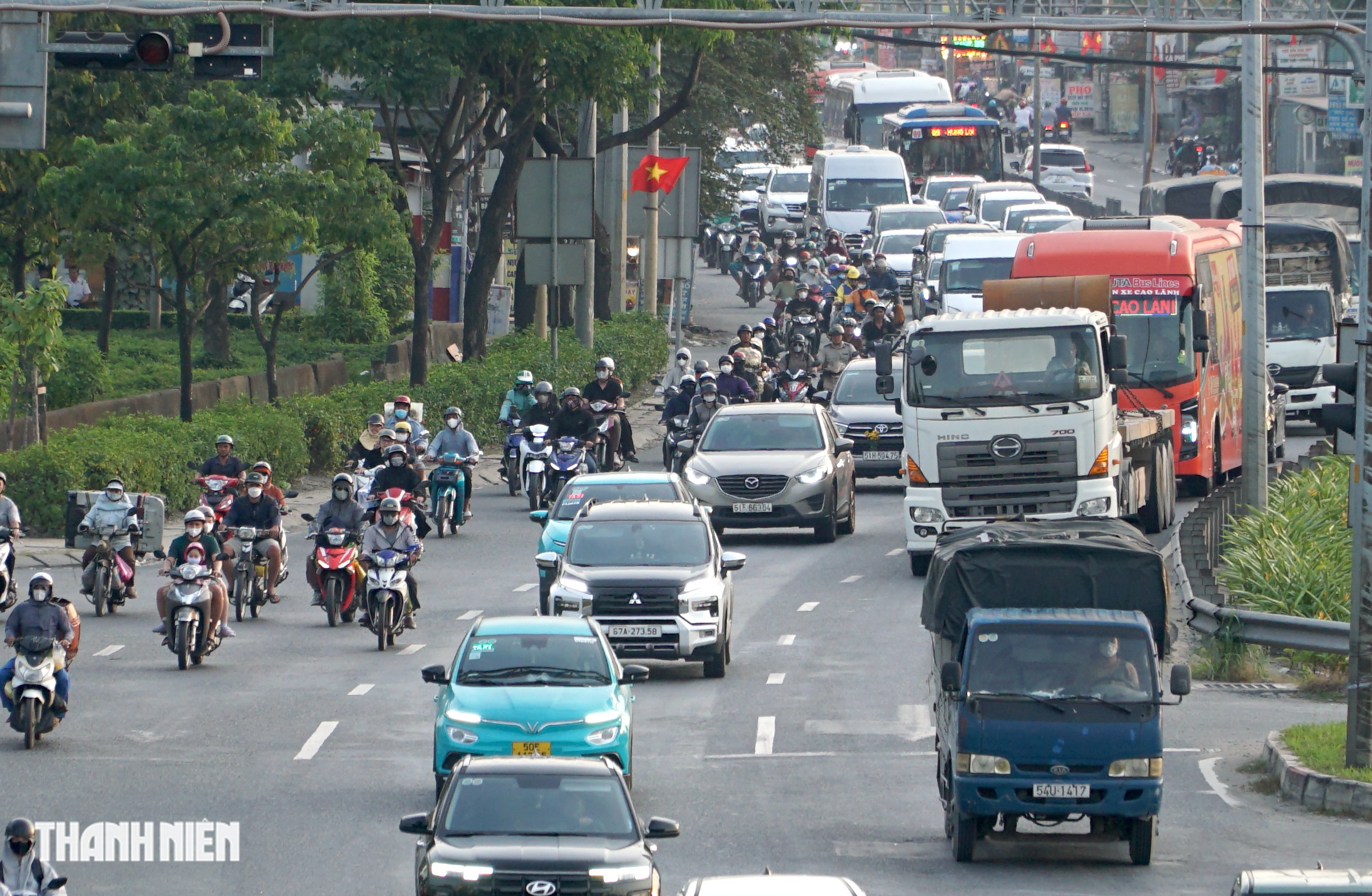 Người miền T&acirc;y &ugrave;n &ugrave;n trở lại TP.HCM sau kỳ nghỉ Tết Dương lịch 4 ng&agrave;y- Ảnh 7.