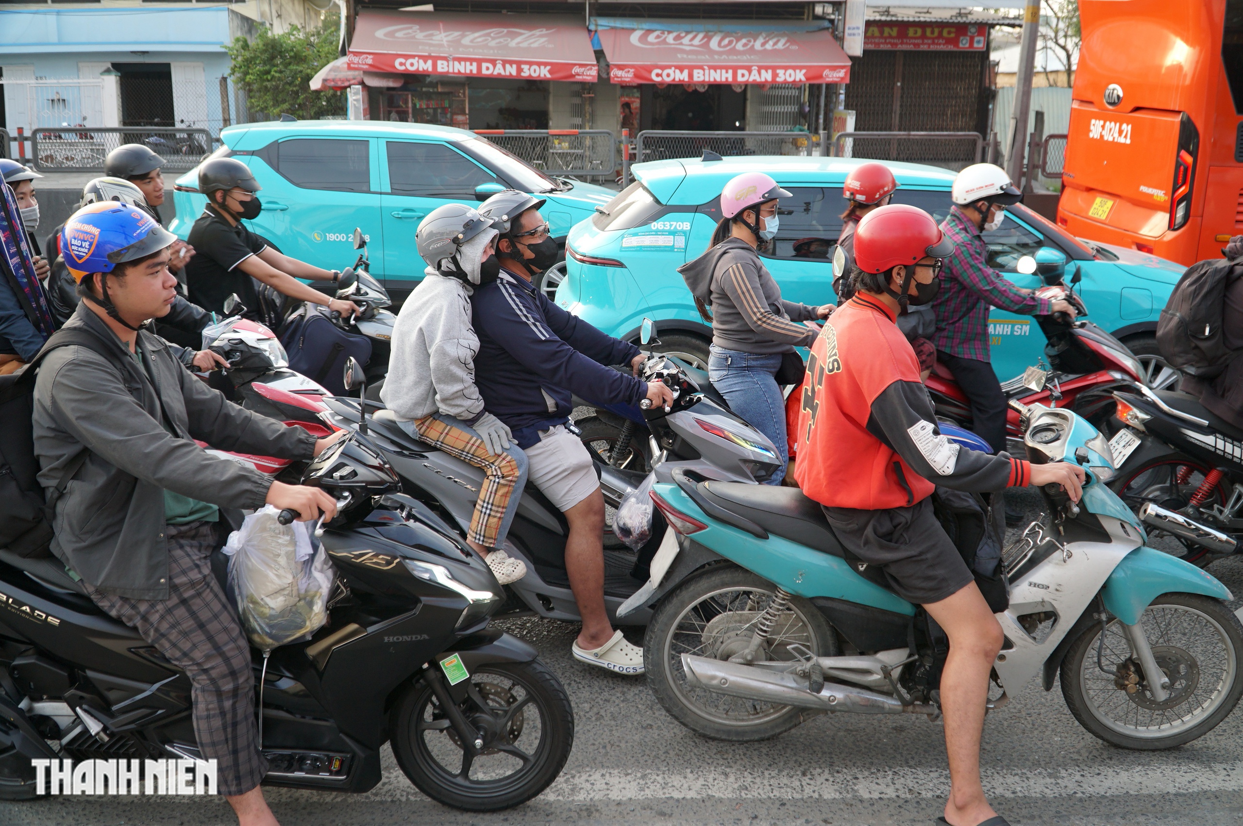 Người miền T&acirc;y &ugrave;n &ugrave;n trở lại TP.HCM sau kỳ nghỉ Tết Dương lịch 4 ng&agrave;y- Ảnh 5.