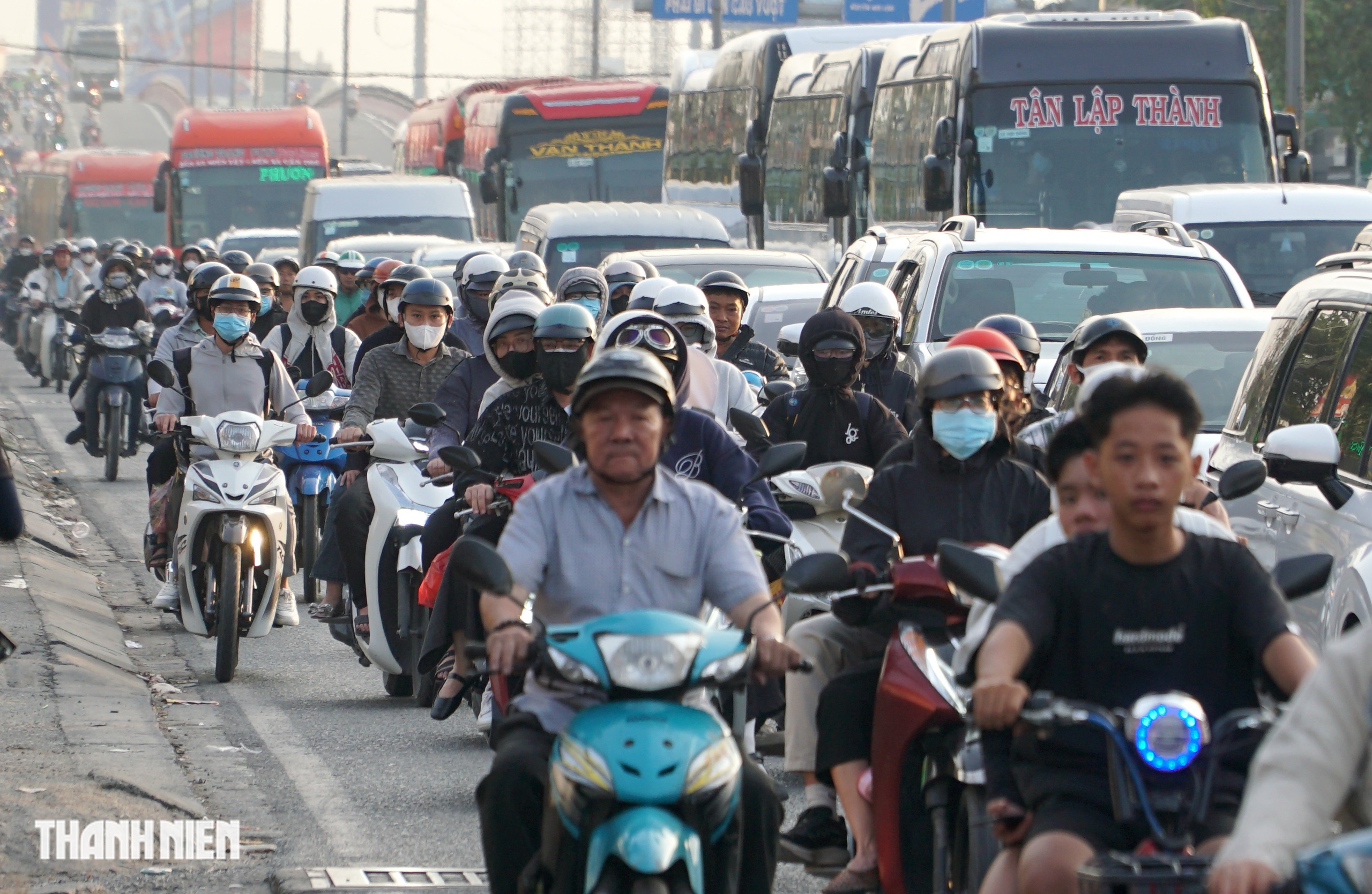 Người miền T&acirc;y &ugrave;n &ugrave;n trở lại TP.HCM sau kỳ nghỉ Tết Dương lịch 4 ng&agrave;y- Ảnh 1.