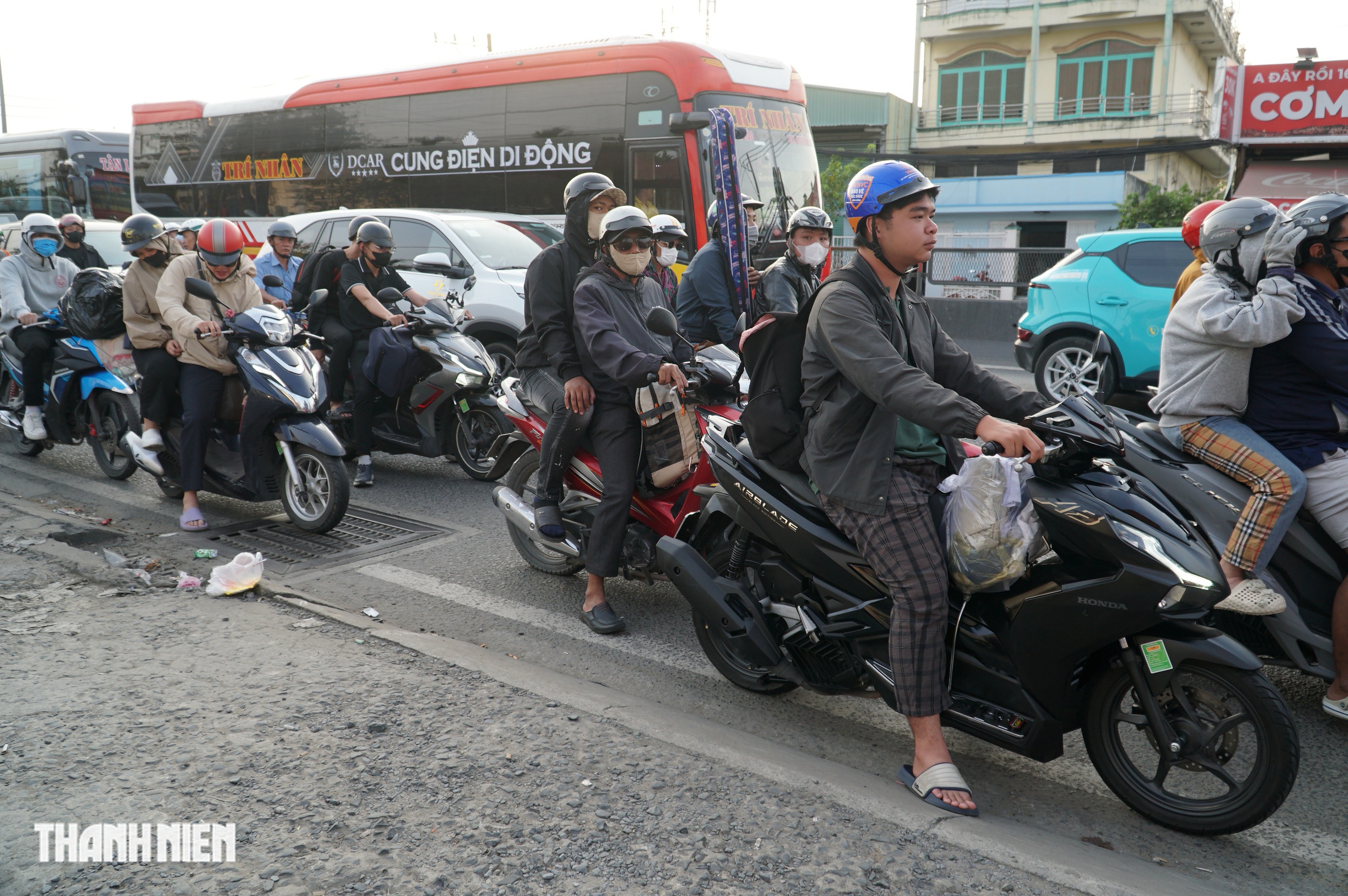 Người miền T&acirc;y &ugrave;n &ugrave;n trở lại TP.HCM sau kỳ nghỉ Tết Dương lịch 4 ng&agrave;y- Ảnh 4.