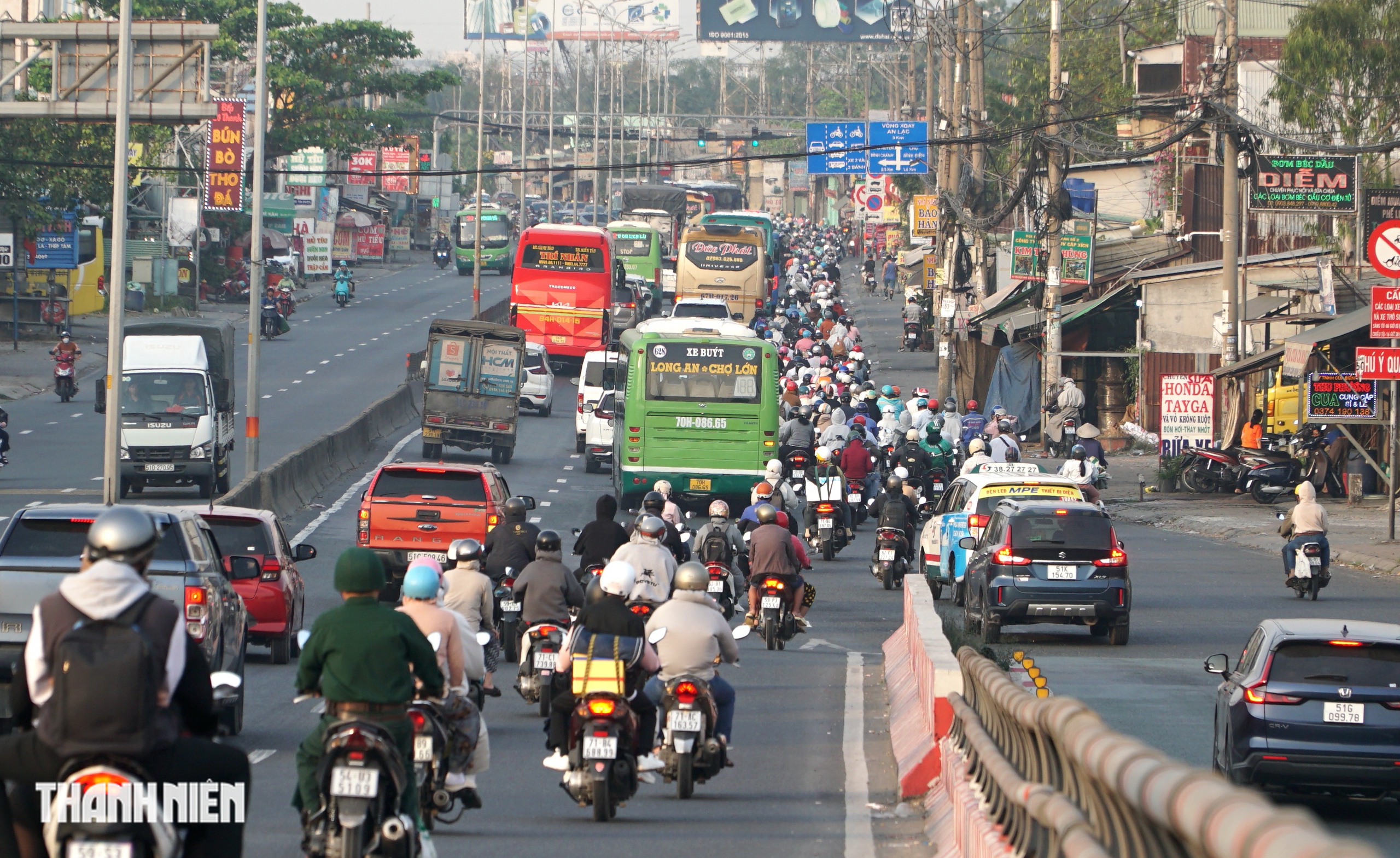 Người miền T&acirc;y &ugrave;n &ugrave;n trở lại TP.HCM sau kỳ nghỉ Tết Dương lịch 4 ng&agrave;y- Ảnh 2.