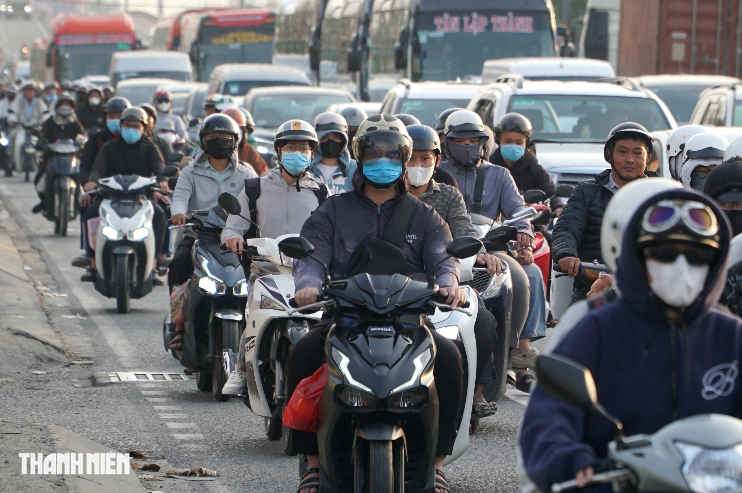 Người miền T&acirc;y &ugrave;n &ugrave;n trở lại TP.HCM sau kỳ nghỉ Tết Dương lịch 4 ng&agrave;y- Ảnh 6.