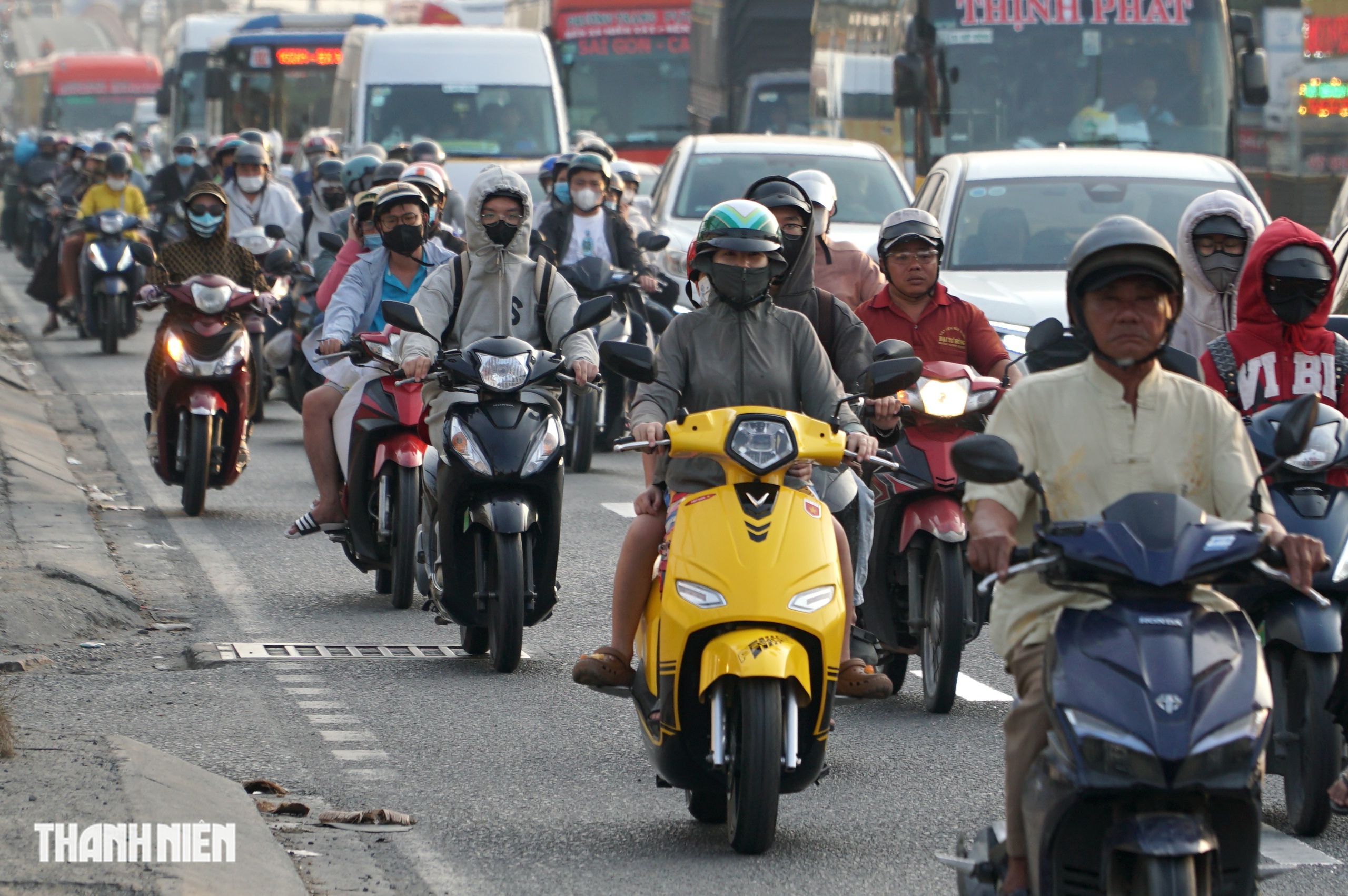 Người miền T&acirc;y &ugrave;n &ugrave;n trở lại TP.HCM sau kỳ nghỉ Tết Dương lịch 4 ng&agrave;y- Ảnh 3.