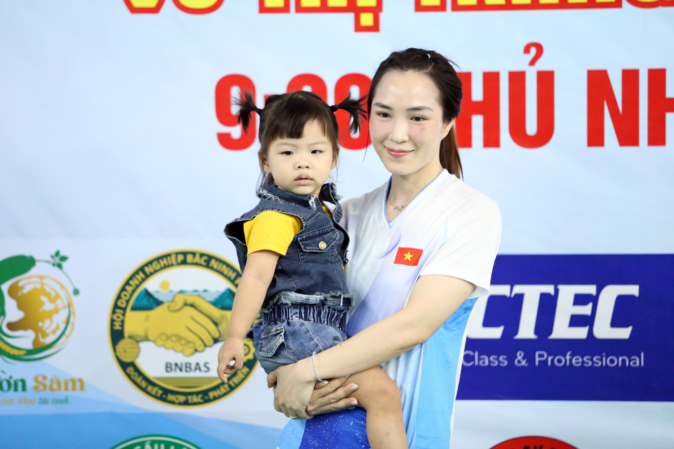 'Queen of athletics' Nguyen Thi Oanh appeared at a special event, playing badminton with his wife Tien Minh - Photo 16.