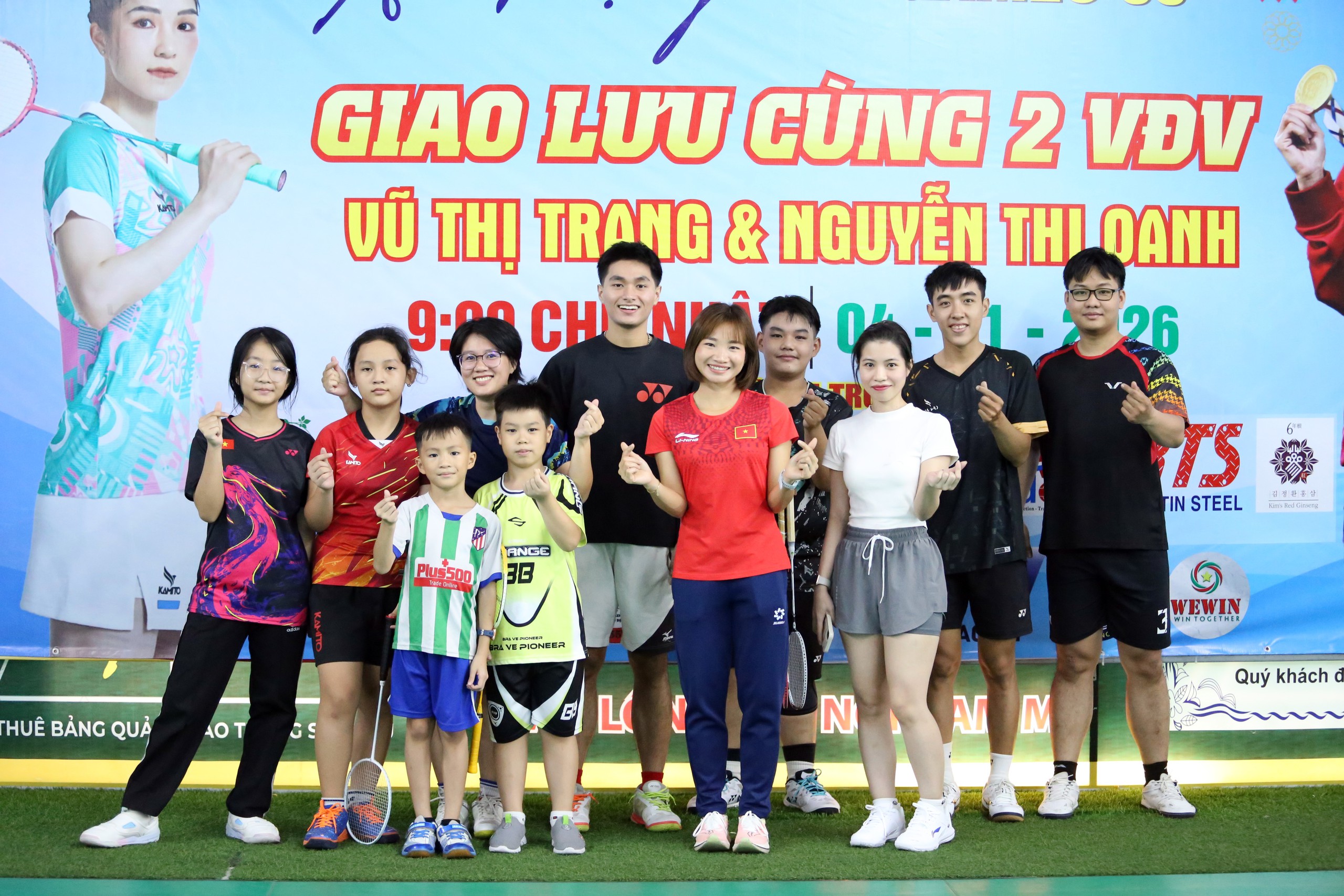 'Queen of athletics' Nguyen Thi Oanh appeared at a special event, playing badminton with his wife Tien Minh - Photo 6.