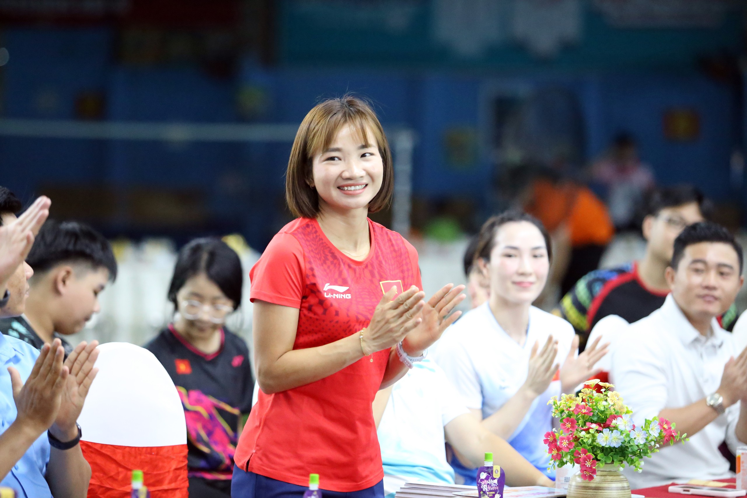'Queen of athletics' Nguyen Thi Oanh appeared at a special event, playing badminton with his wife Tien Minh - Photo 2.