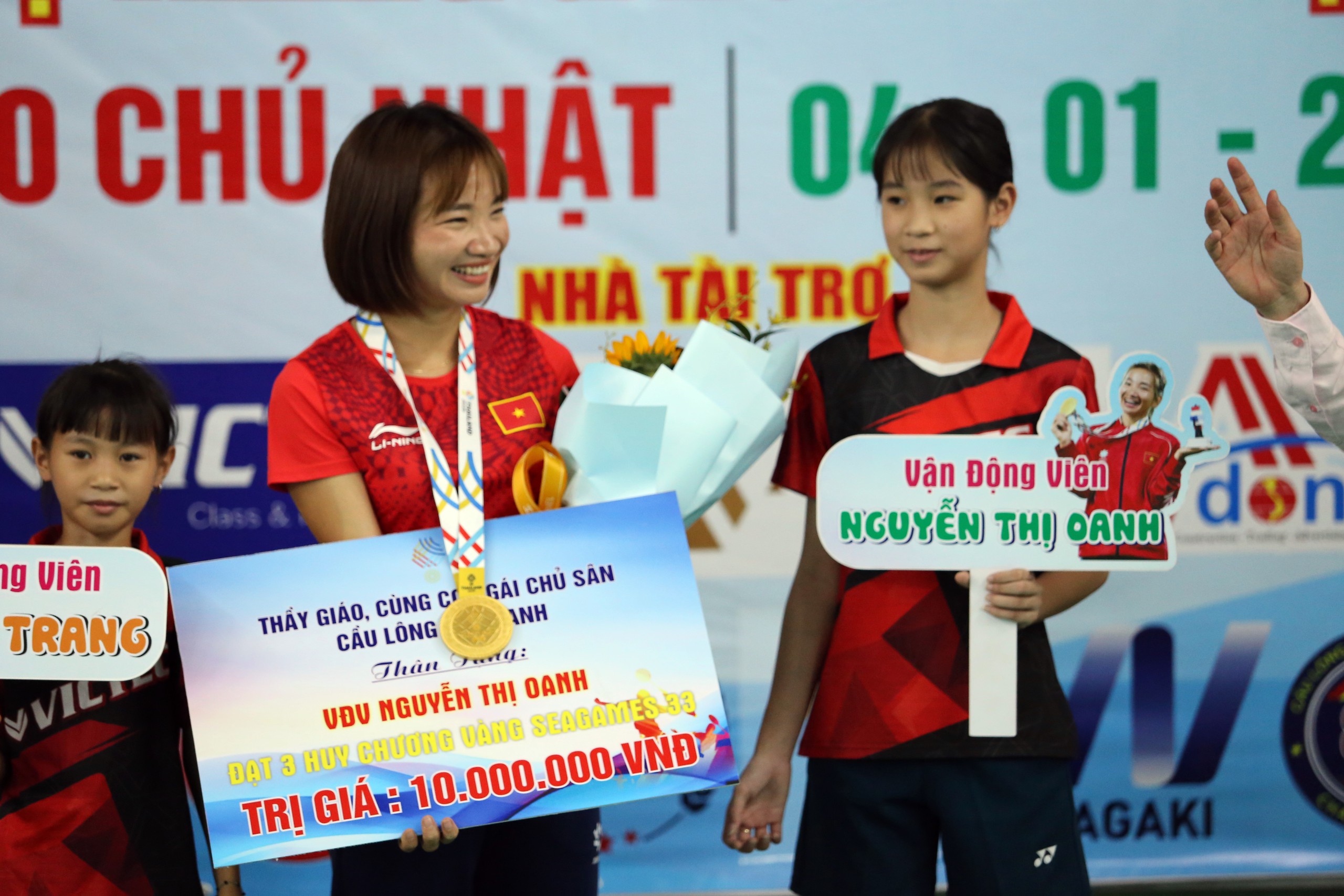 'Queen of athletics' Nguyen Thi Oanh appeared at a special event, playing badminton with his wife Tien Minh - Photo 31.