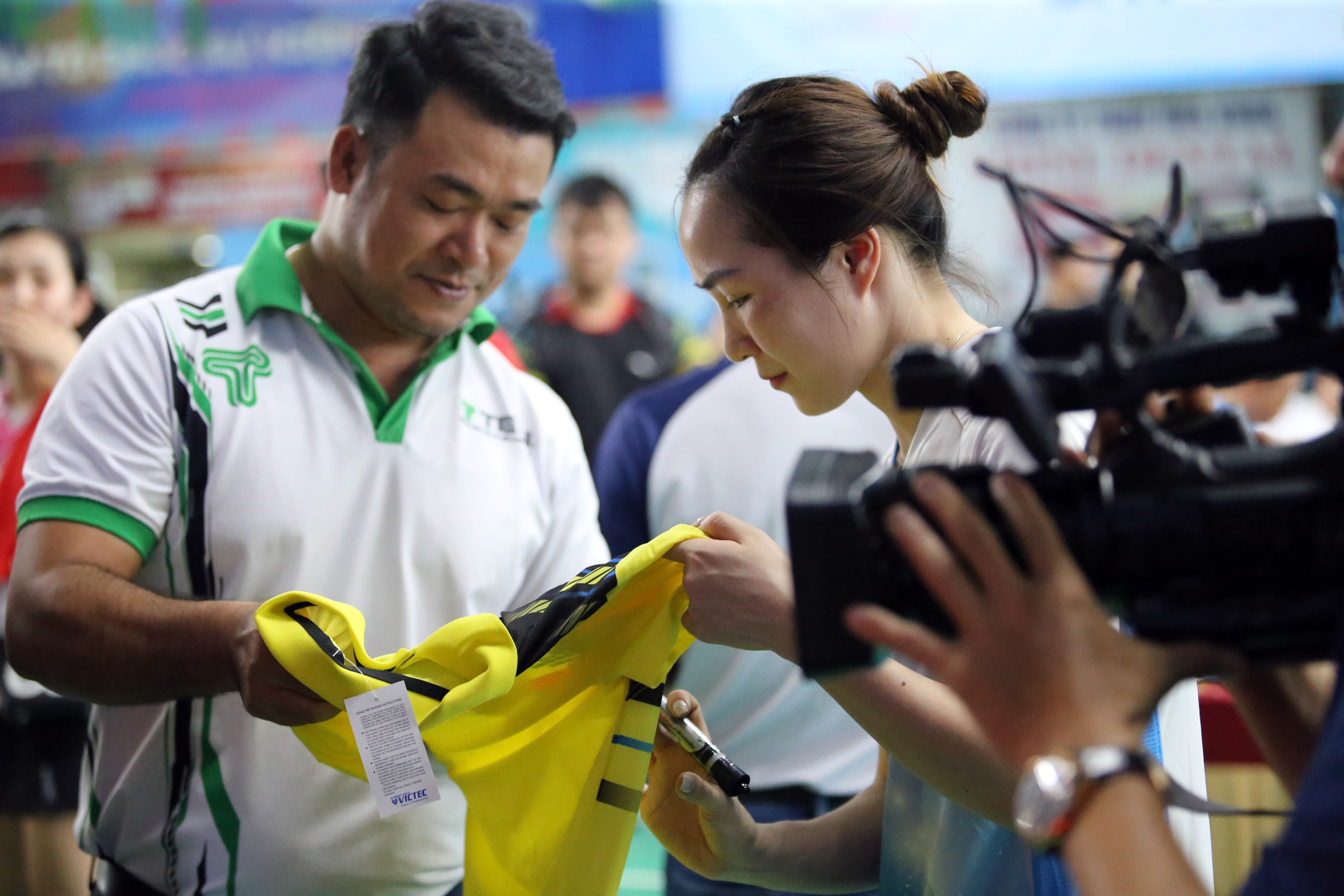 'Queen of athletics' Nguyen Thi Oanh appeared at a special event, playing badminton with his wife Tien Minh - Photo 21.