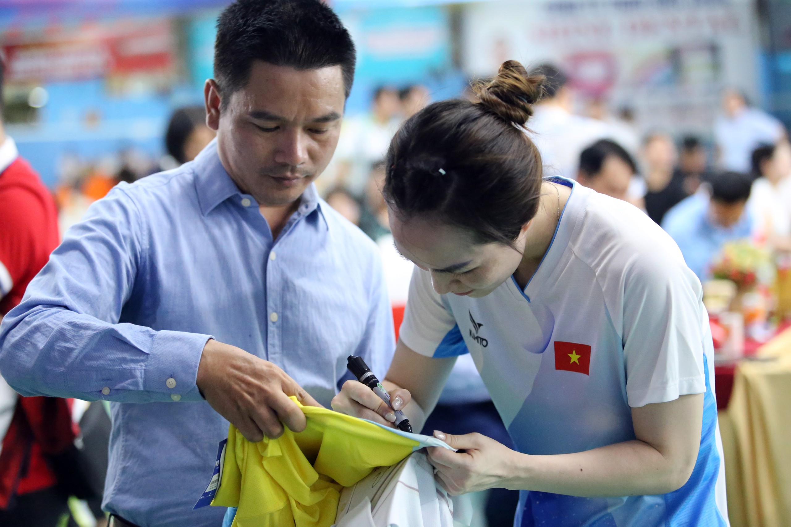 'Queen of athletics' Nguyen Thi Oanh appeared at a special event, playing badminton with his wife Tien Minh - Photo 22.