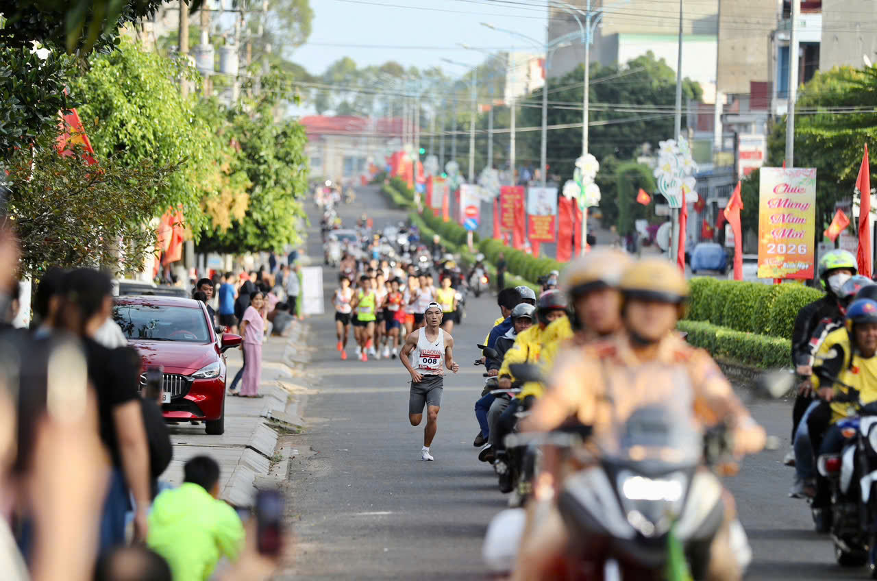 Hoàng Nguyên Thanh lần thứ 10 chinh phục danh hiệu 'vua leo núi' Bà Rá- Ảnh 4.