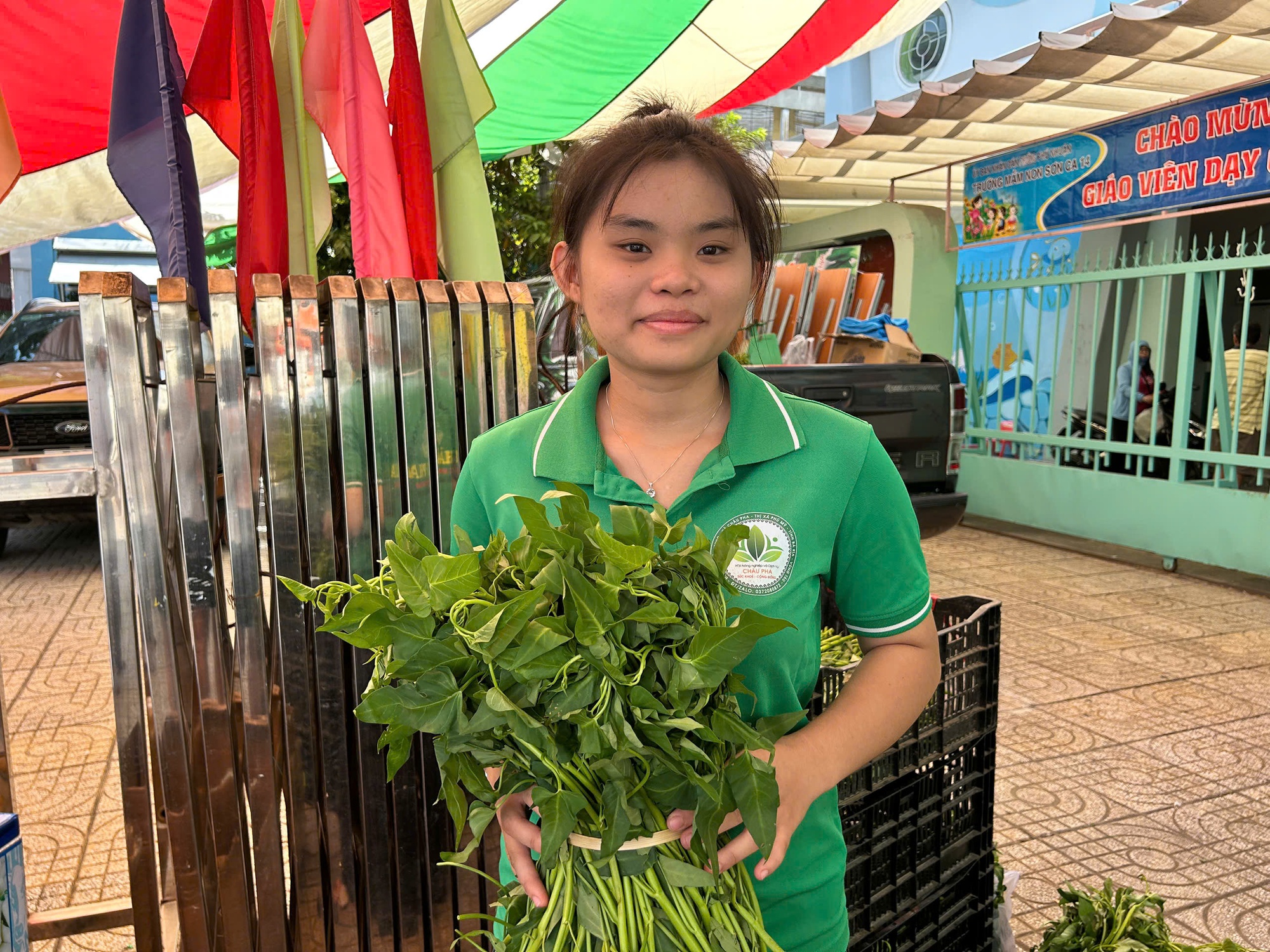 Rau sạch 'ch&aacute;y h&agrave;ng' giữa TP.HCM, từ vườn qu&ecirc; l&ecirc;n b&agrave;n ăn cuối tuần- Ảnh 3.