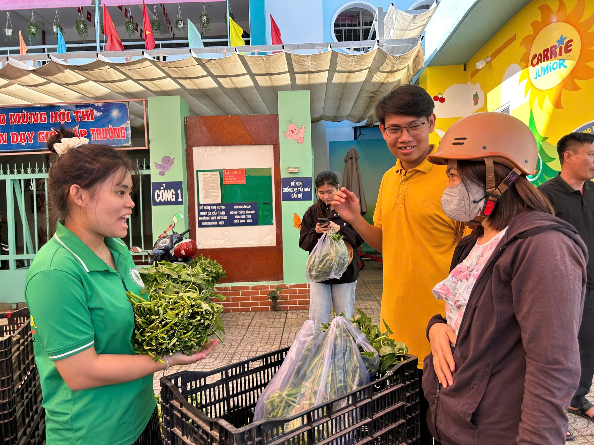 Rau sạch 'ch&aacute;y h&agrave;ng' giữa TP.HCM, từ vườn qu&ecirc; l&ecirc;n b&agrave;n ăn cuối tuần- Ảnh 4.