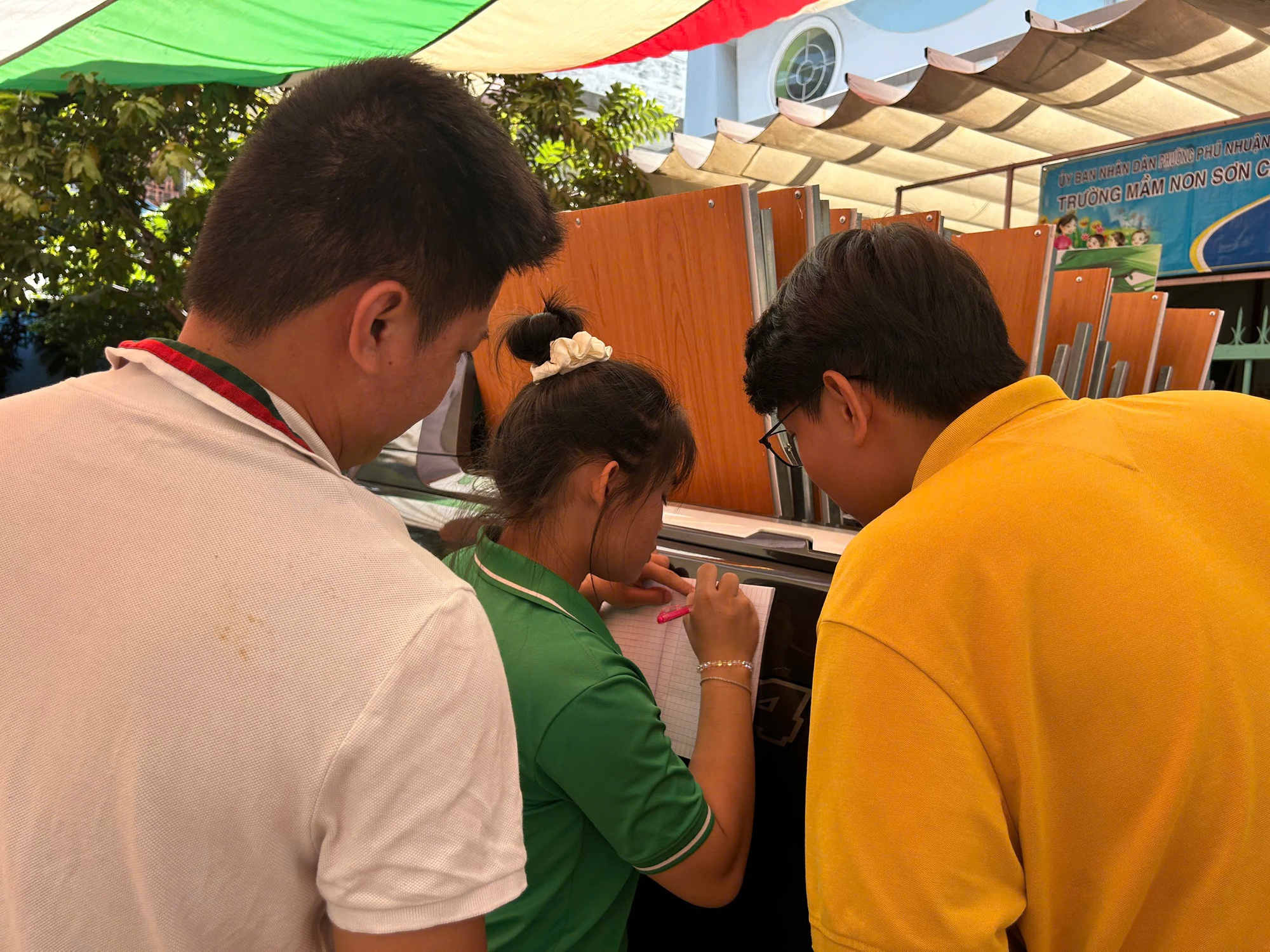 Rau sạch 'ch&aacute;y h&agrave;ng' giữa TP.HCM, từ vườn qu&ecirc; l&ecirc;n b&agrave;n ăn cuối tuần- Ảnh 5.