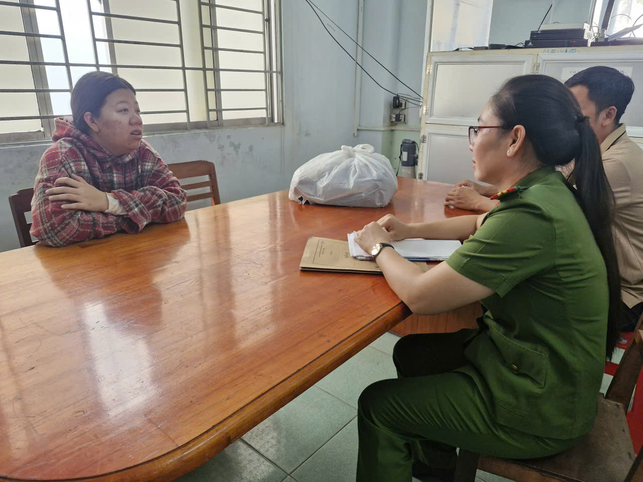 Khởi tố một phụ nữ cướp giật dây chuyền vàng trên đường đi chợ về- Ảnh 1.