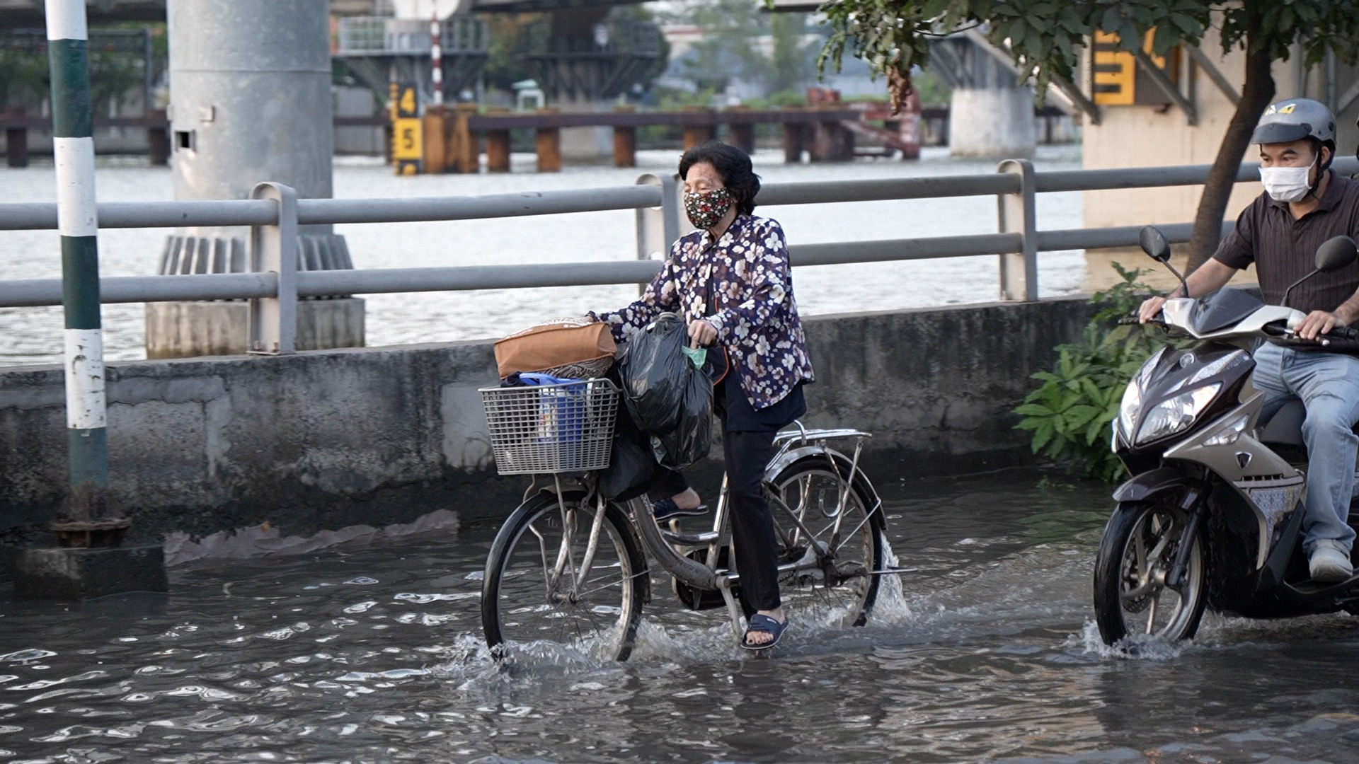 Triều cường ng&agrave;y đầu năm ở TP.HCM, người d&acirc;n lo ngập v&agrave; sạt lở - Ảnh 2.